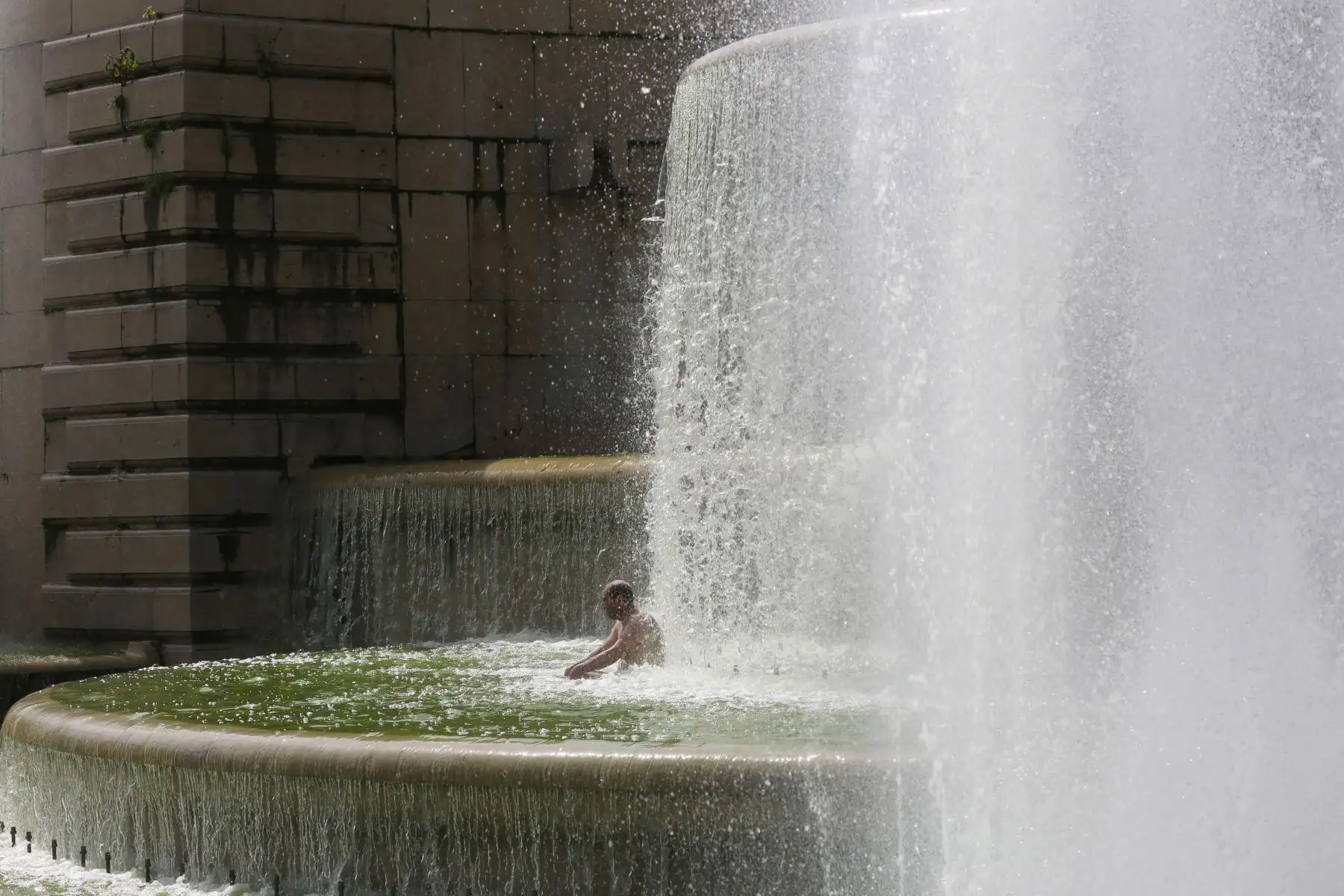 Un hombre se refresca en las Fuentes de Trocadero en París en medio de temperaturas récord que se extienden por Francia y Europa occidental. España, Francia y otras naciones de Europa occidental .
Foto: AFP