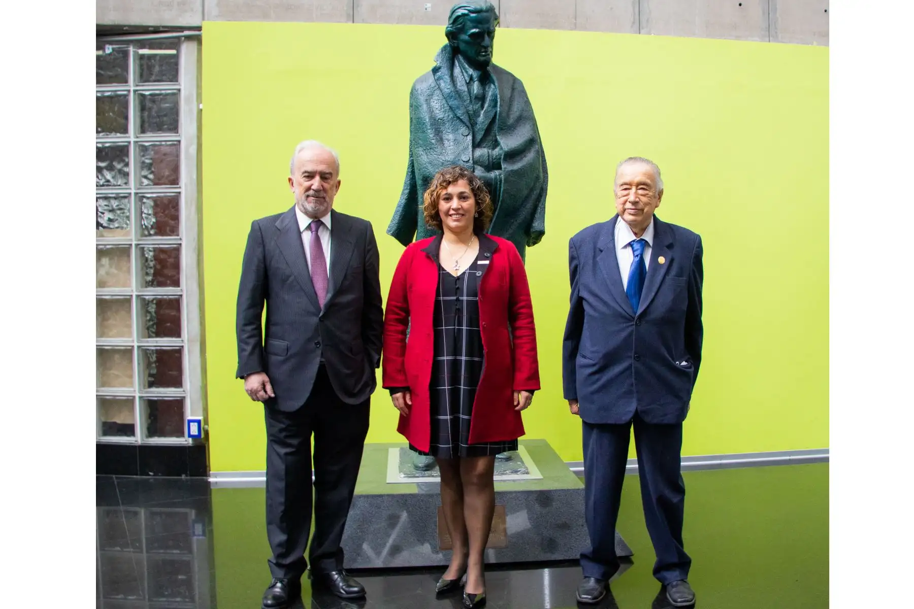 La Biblioteca Nacional del Perú  recibió la visita del jurista y académico español Santiago Muñoz Machado, director de la Real Academia Española (RAE) y la Asociación de Academias de la Lengua Española (ASALE), en la sede de la institución en San Borja. En la imagen el  presidente de la Academia Peruana de la Lengua, Marco Martos y la jefa institucional de la BNP, Fabiola Vergara.
Foto: BNP