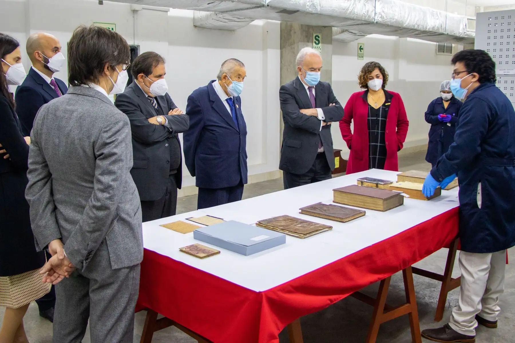 La Biblioteca Nacional del Perú  recibió la visita del jurista y académico español Santiago Muñoz Machado, director de la Real Academia Española (RAE) y la Asociación de Academias de la Lengua Española (ASALE), en la sede de la institución en San Borja. En la imagen el  presidente de la Academia Peruana de la Lengua, Marco Martos y la jefa institucional de la BNP, Fabiola Vergara.
Foto: BNP