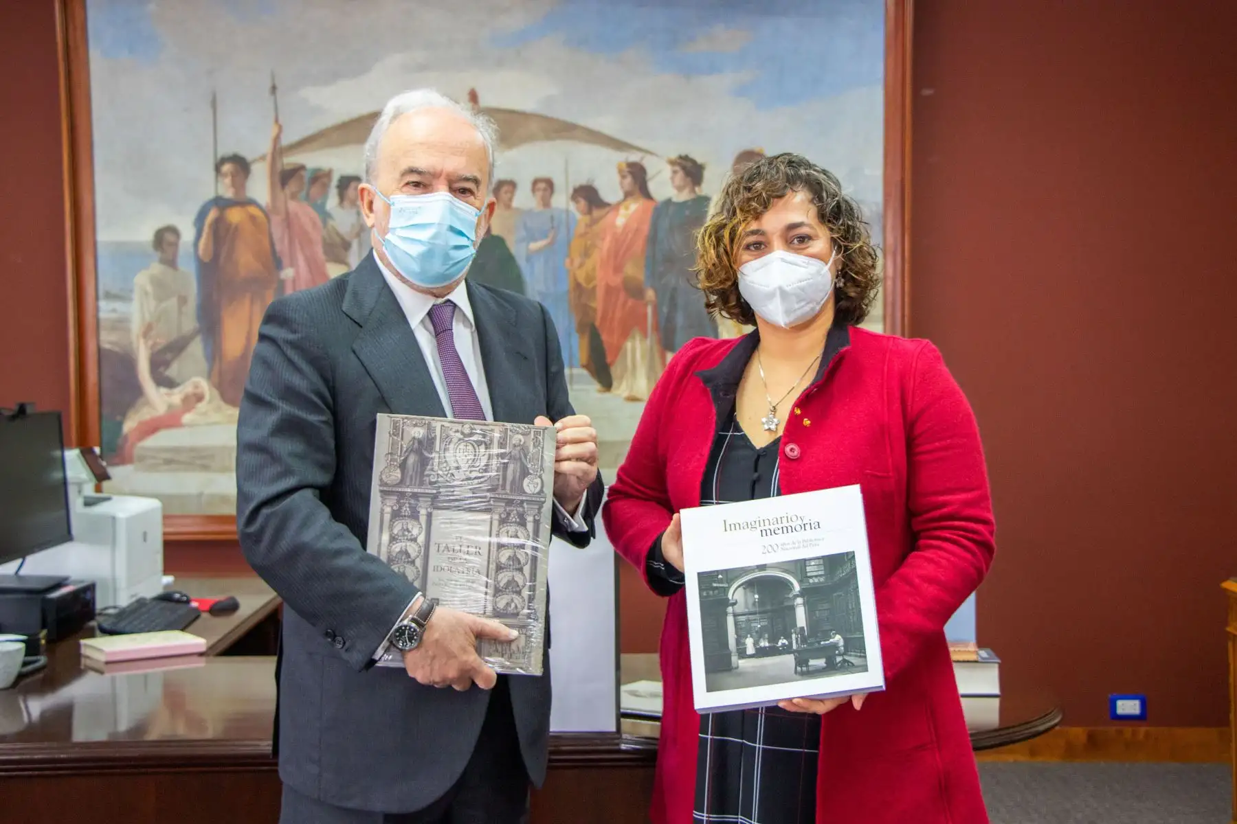 La Biblioteca Nacional del Perú  recibió la visita del jurista y académico español Santiago Muñoz Machado, director de la Real Academia Española (RAE) y la Asociación de Academias de la Lengua Española (ASALE), en la sede de la institución en San Borja. En la imagen  la jefa institucional de la BNP, Fabiola Vergara.
Foto: BNP