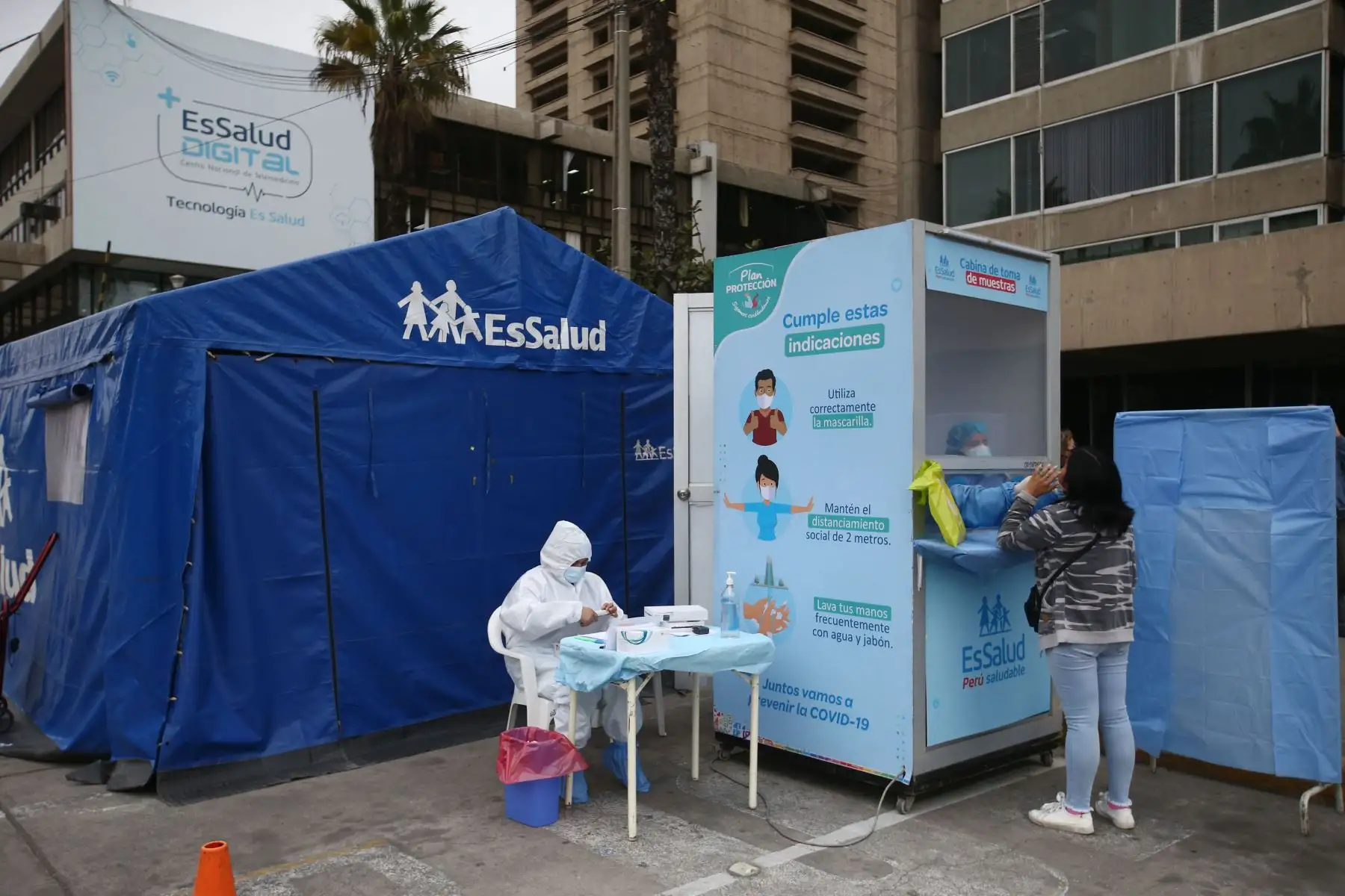 La campaña preventiva gratuita, denominada ‘EsSalud cuida a papá’ se realizó en la sede Central de Essalud, donde se tomaron pruebas de descarte de covid-19, diabetes, así como control de la presión arterial, evaluación de la salud bucal, orientación nutricional, entre otras atenciones.
Foto: ANDINA/ Carla Patiño Ramírez