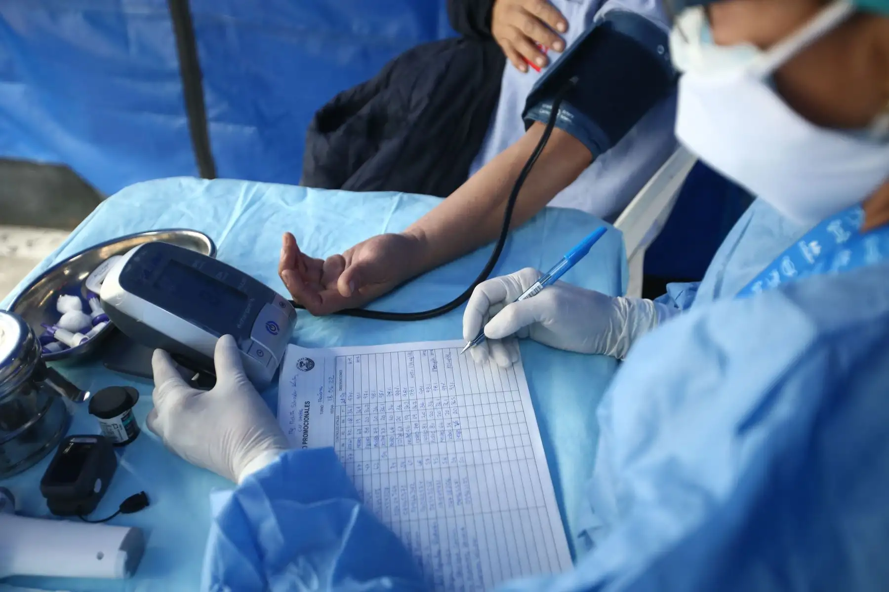 La campaña preventiva gratuita, denominada ‘EsSalud cuida a papá’ se realizó en la sede Central de Essalud, donde se tomaron pruebas de descarte de covid-19, diabetes, así como control de la presión arterial, evaluación de la salud bucal, orientación nutricional, entre otras atenciones.
Foto: ANDINA/ Carla Patiño Ramírez