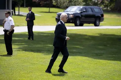 Biden se cae de la bicicleta durante un paseo por la playa.