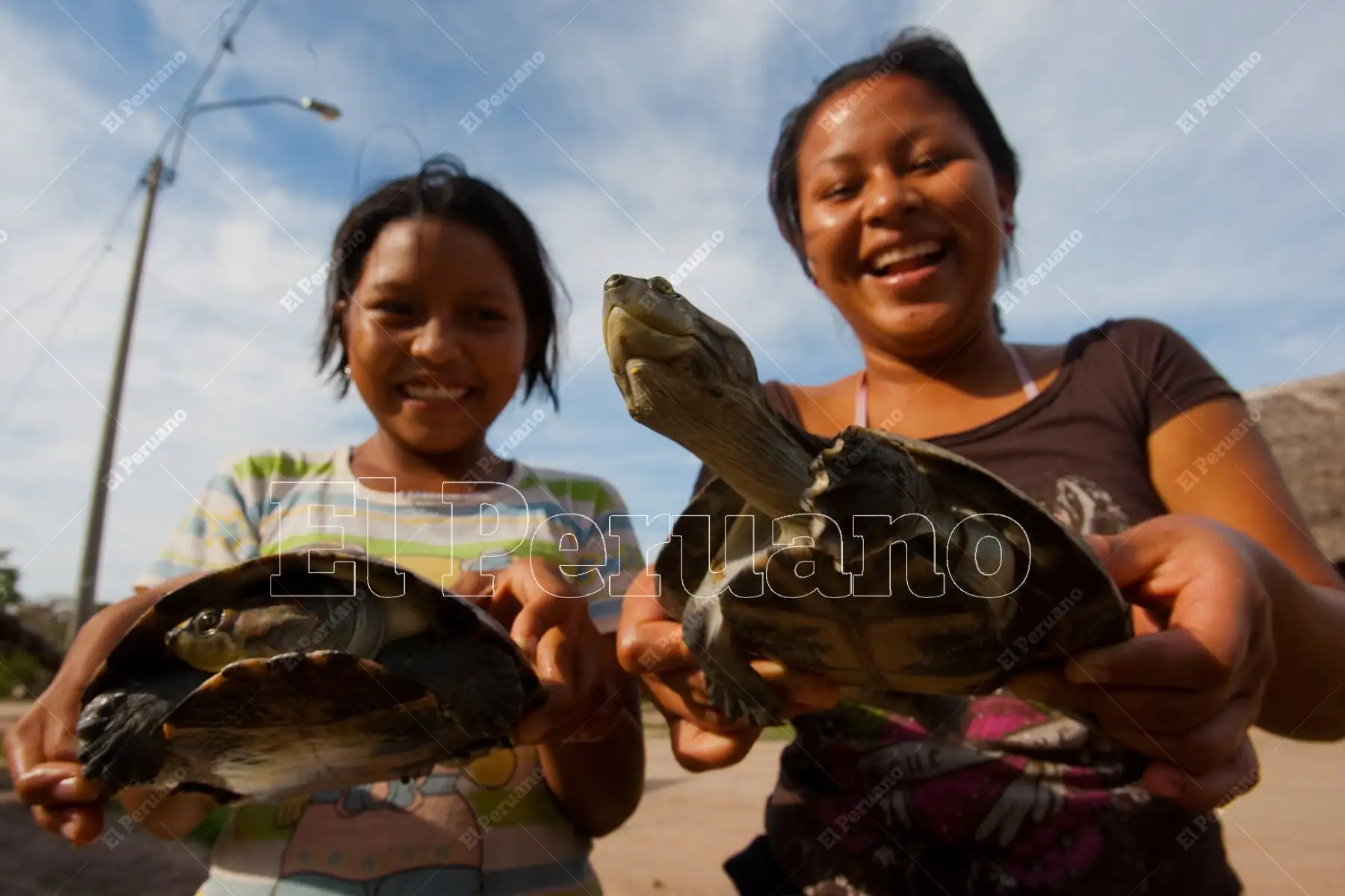 Ucayali - 28 octubre 2009 / Mujeres de la comunidad nativa de San Francisco en Pucallpa. 
Foto: Diario Oficial El Peruano / Alberto Orbegoso