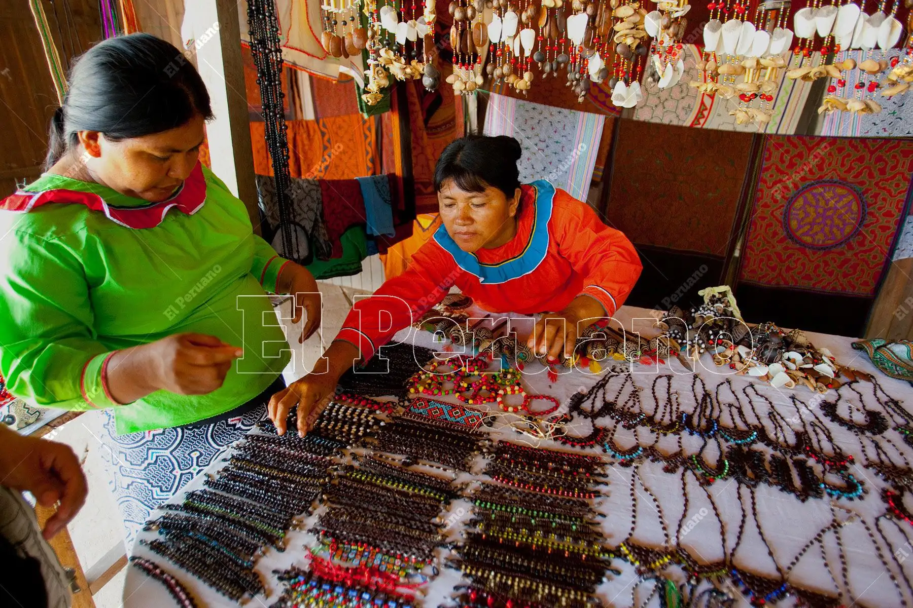 Pucallpa - 28 octubre 2009 / Mujeres artesanas de la comunidad shipiba de San Francisco. Foto: Diario Oficial El Peruano / Alberto Orbegoso