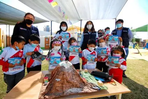 Escolares de Arequipa recibieron información dinámica sobre los peligros a los que se encuentra expuesta la ciudad por su cercanía con uno de los volcanes más activos del país, como lo es el Misti. Esta labor estuvo a cargo de especialistas del Observatorio Vulcanológico del Instituto Geológico, Minero y Metalúrgico.
