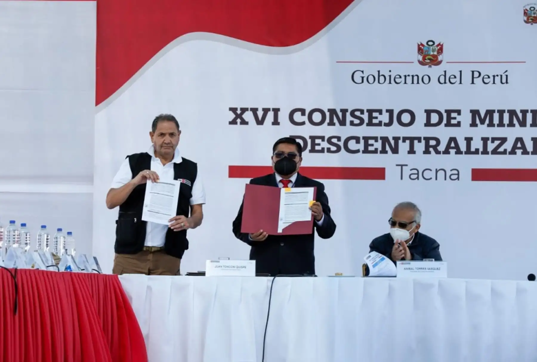 El Gobierno Regional de Tacna podrá disponer de horas de vuelo de aeronaves de las Fuerzas Armadas para atender situaciones de emergencia, gracias al convenio de cooperación que suscribió hoy con el Ministerio de Defensa, en el marco del XVI Consejo de Ministros Descentralizado, que se realizó en dicha jurisdicción del país.
