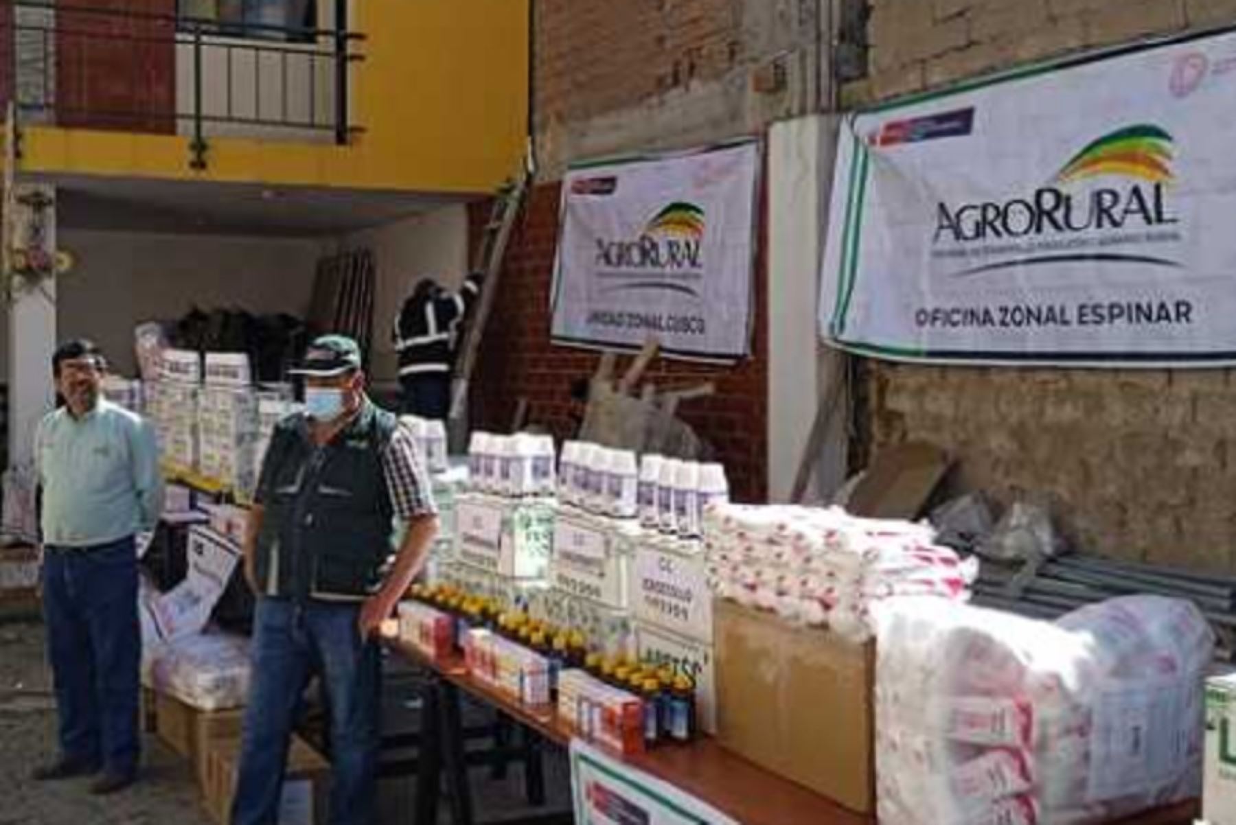 Agro Rural entregó un total de 37 kits de abono foliar a los pequeños agricultores de los centros poblados de Huarangopampa e Higuerones, del distrito de El Milagro, provincia de Utcubamba, en la región Amazonas, quienes fueron afectados por intensas lluvias ocurridas entre los meses de marzo y abril de este año.