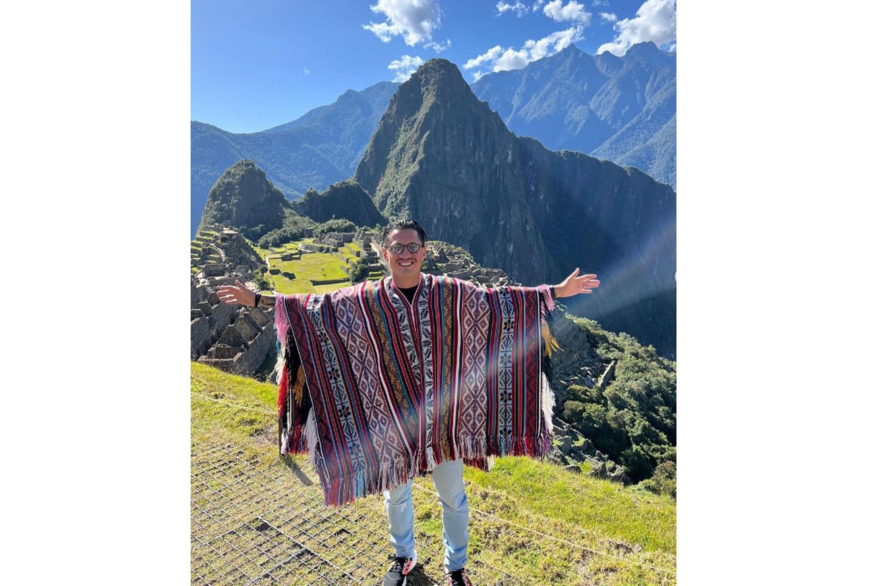 “Qué maravilla”, expresó hoy el delantero de la selección nacional de fútbol Gianluca Lapadula al llegar a Machu Picchu y quedar deslumbrado con la imponente belleza de la ciudadela inca, en su tercer día de vacaciones en Cusco. Foto: ANDINA/difusión.