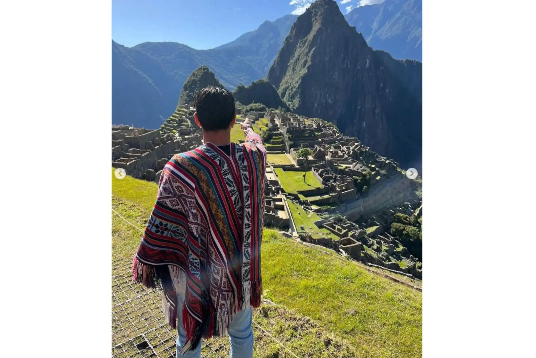 El seleccionado peruano Gianluca Lapadula junto a su familia, continúa disfrutando de los paisajes turísticos  de Cusco. En la imagen se deleita con la belleza del Santuario Histórico de Machu Picchu.
Foto: Instagram