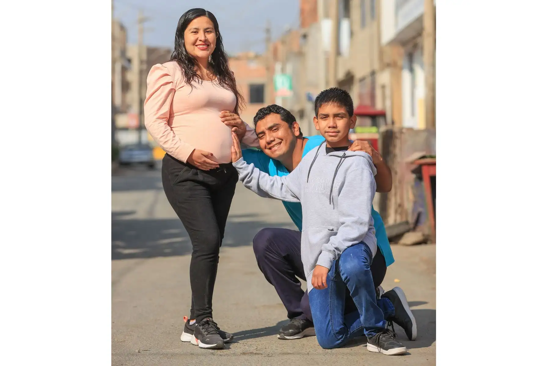 Lic Deyvis Ipanaque, Ahora, “por cosas de la vida”, su hijo, de 12 años, vive con él acá, en Lima, mientras con su esposa, Katherine Roque, esperan el nacimiento, en unas semanas, de su segundo niño.
Foto: ANDINA/ Andrés Valle