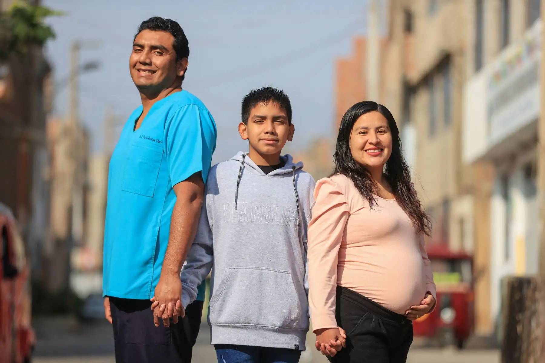 “Ser papá me cambió la vida. Era muy joven y me decían ‘tú estas perdiendo mucho’. Pero es algo bonito ver a tu hijo, que te diga ‘te quiero’, estar con él”, dice el licenciado tumbesino Deyvis Ipanaqué, quien se enamoró de la profesión de enfermero.
Foto: ANDINA/ Andrés Valle