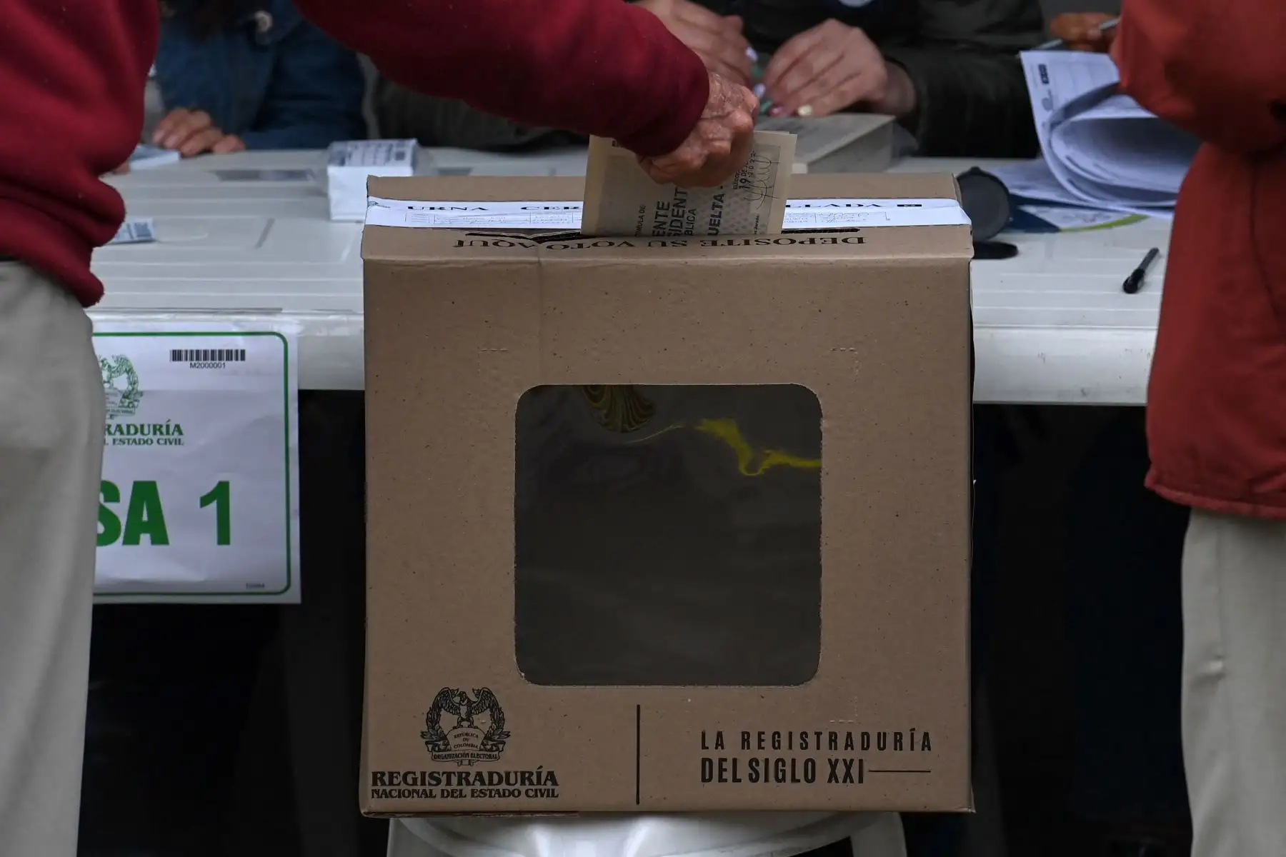 Un hombre vota durante la segunda vuelta de las elecciones presidenciales de Colombia, en Bogotá . Los colombianos votan por un nuevo presidente en una elección llena de incertidumbre, ya que el exguerrillero Gustavo Petro y el empresario millonario Rodolfo Hernández compiten por el poder en un país cargado de pobreza, violencia y otros males.
Foto: AFP