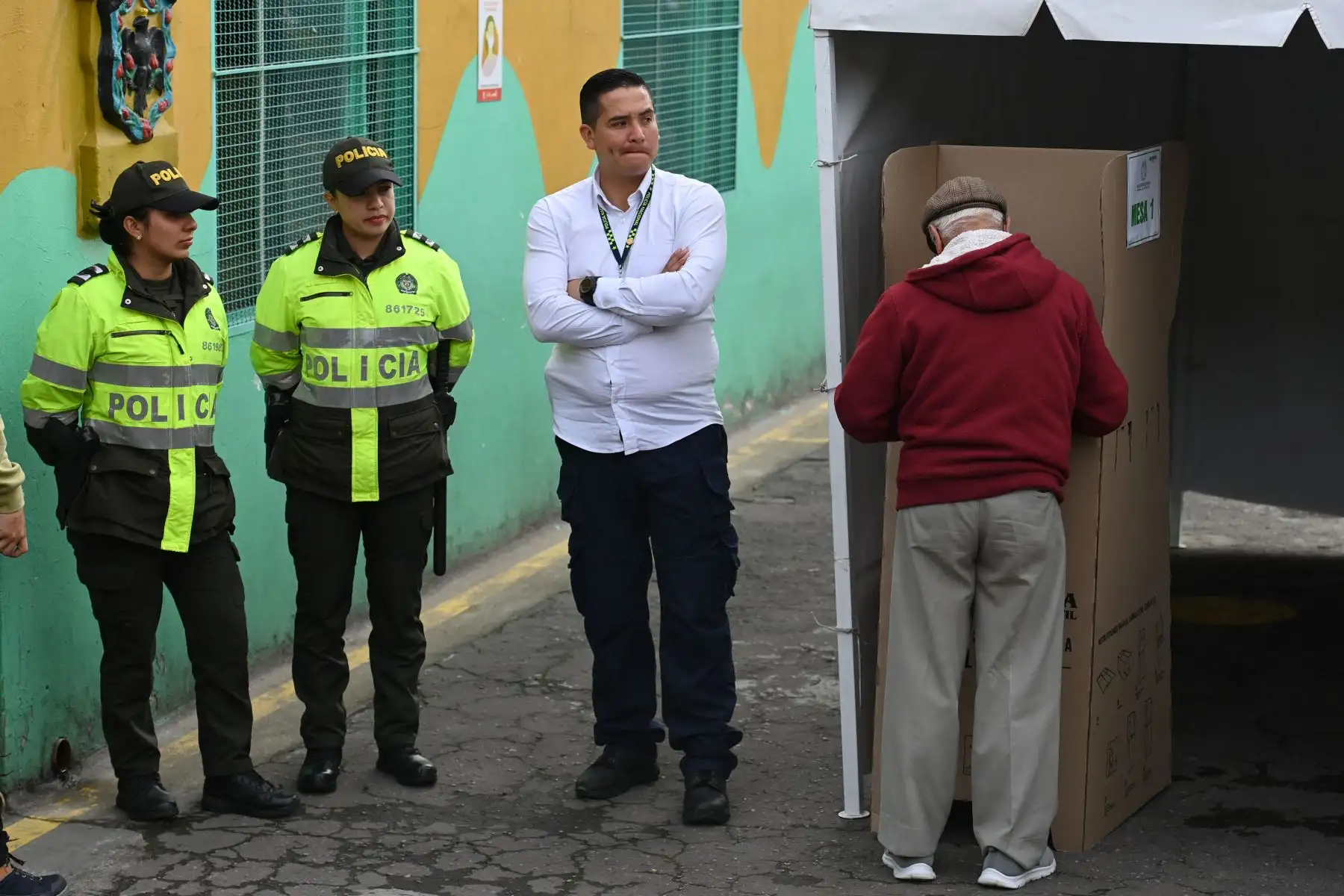 Un hombre vota durante la segunda vuelta de las elecciones presidenciales de Colombia, en Bogotá. Los colombianos votan por un nuevo presidente en una elección llena de incertidumbre, ya que el exguerrillero Gustavo Petro y el empresario millonario Rodolfo Hernández compiten por el poder.
Foto: AFP