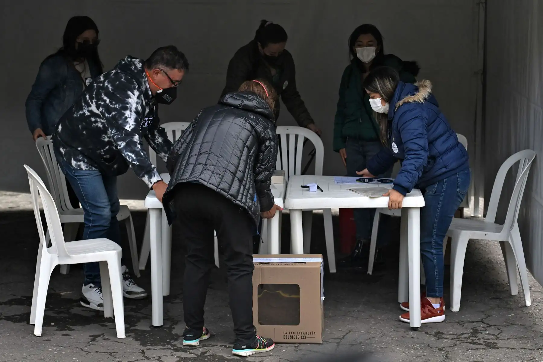 Los encargados de la mesa de votación donde se espera que vote el candidato presidencial de izquierda colombiano Gustavo Petro acomodan su puesto durante la segunda vuelta de las elecciones presidenciales en Bogotá.
Foto: AFP