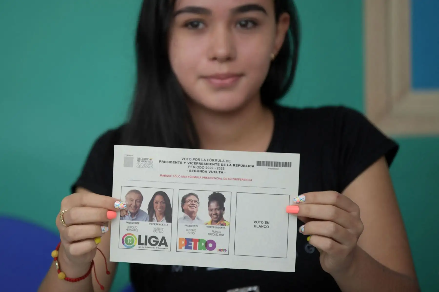 Una joven muestra una urna en el colegio electoral donde votará el candidato presidencial independiente colombiano Rodolfo Hernández durante la segunda vuelta de las elecciones presidenciales en Bucaramanga, Colombia.
Foto: AFP