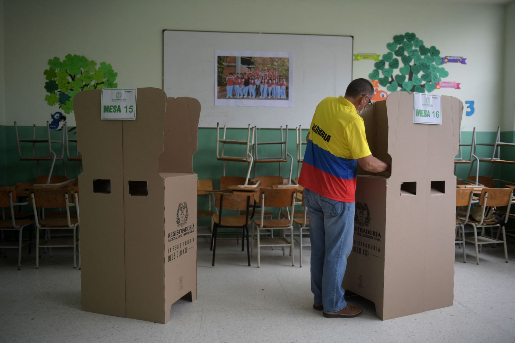 Un hombre vota durante la segunda vuelta de las elecciones presidenciales en Bucaramanga, Colombia.
Foto: AFP