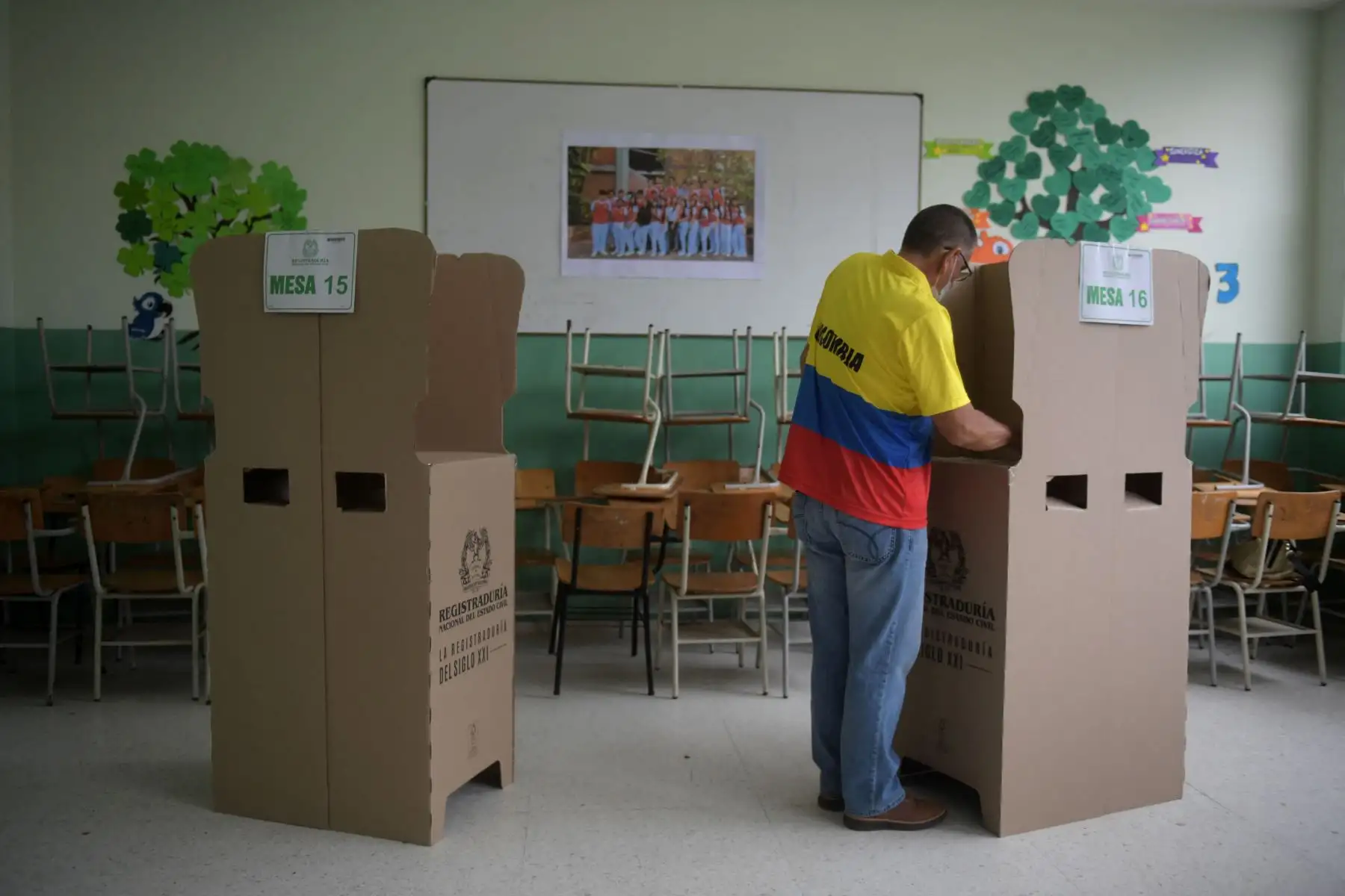 Un hombre vota durante la segunda vuelta de las elecciones presidenciales en Bucaramanga, Colombia.
Foto: AFP