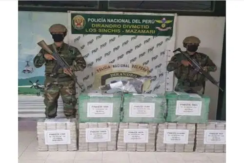 También se halló una mochila y tres morrales conteniendo cinco teléfonos celulares y documentos, así como un fusil de asalto con serie erradicada y abastecida con cuatro municiones.