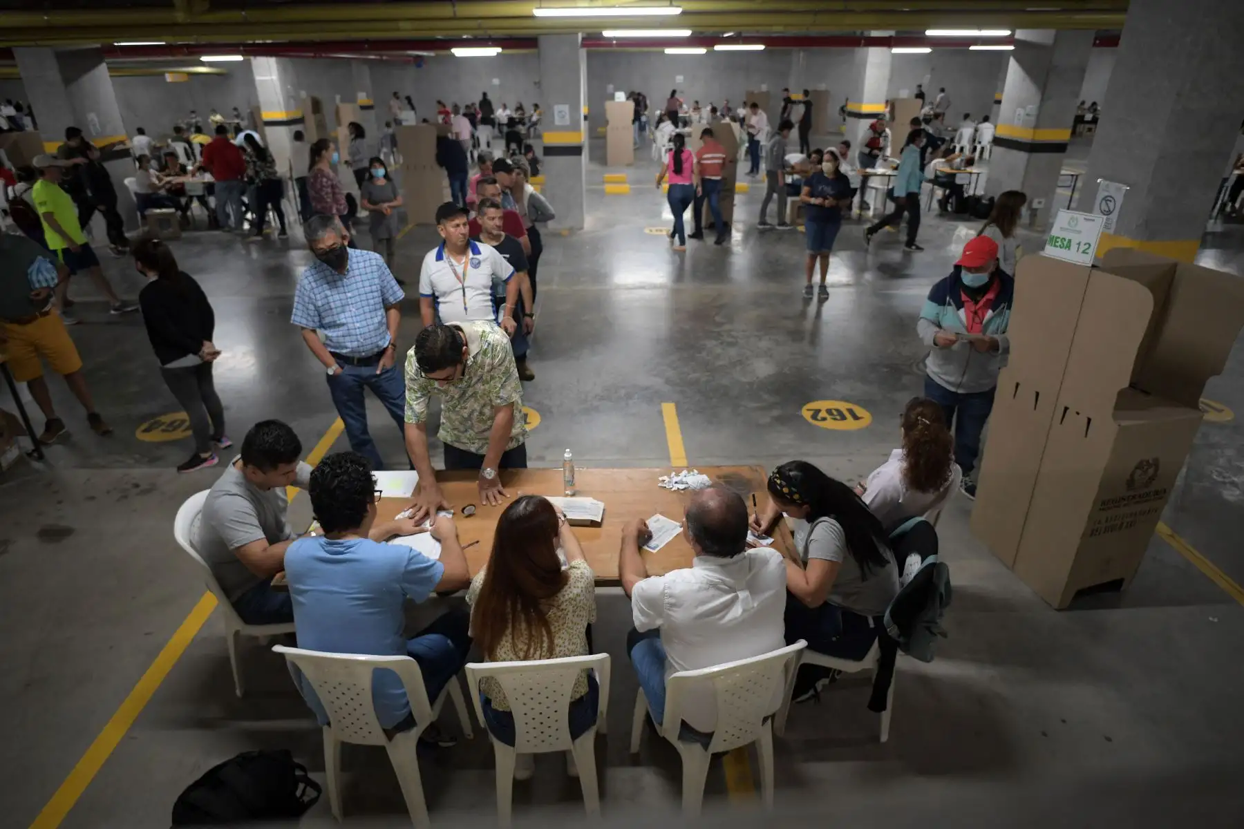 La gente vota durante la segunda vuelta de las elecciones presidenciales en un centro de votación en Bucaramanga, Colombia.
Foto: AFP