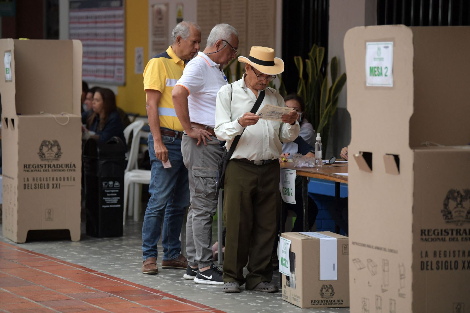 La gente vota durante la segunda vuelta de las elecciones presidenciales en un centro de votación en Bucaramanga, Colombia.
Foto: AFP