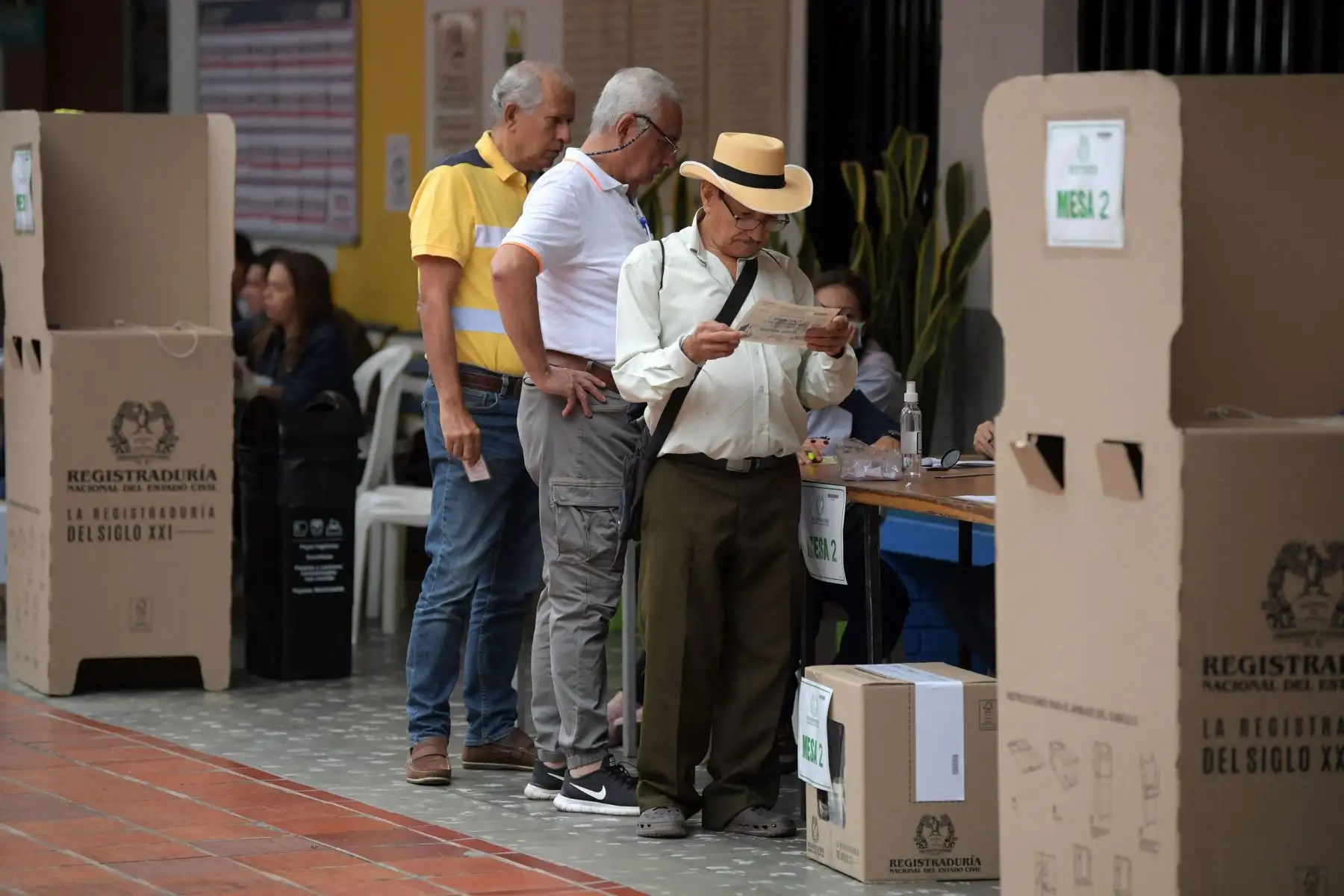 La gente vota durante la segunda vuelta de las elecciones presidenciales en un centro de votación en Bucaramanga, Colombia.
Foto: AFP