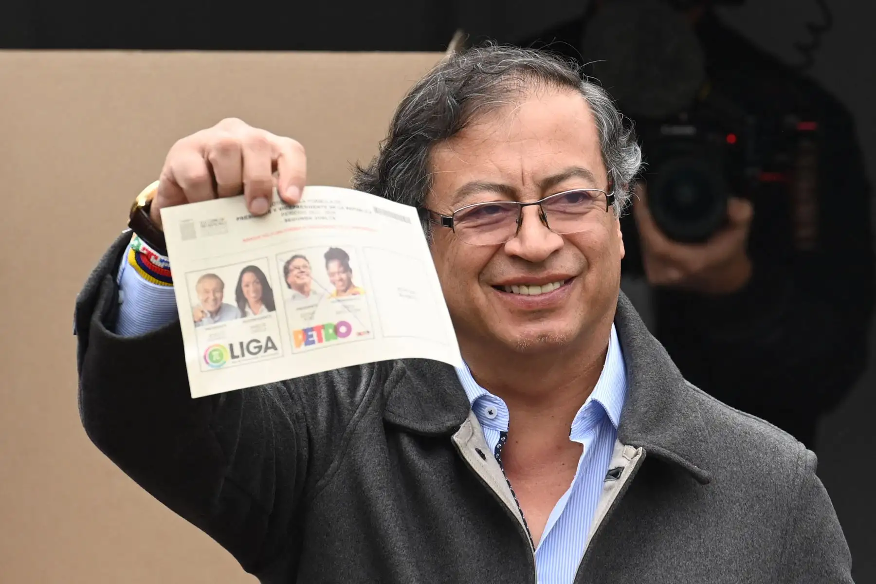 El candidato presidencial de izquierda colombiano Gustavo Petro muestra su papeleta mientras vota durante la segunda vuelta de las elecciones presidenciales en Bogotá.
Foto: AFP