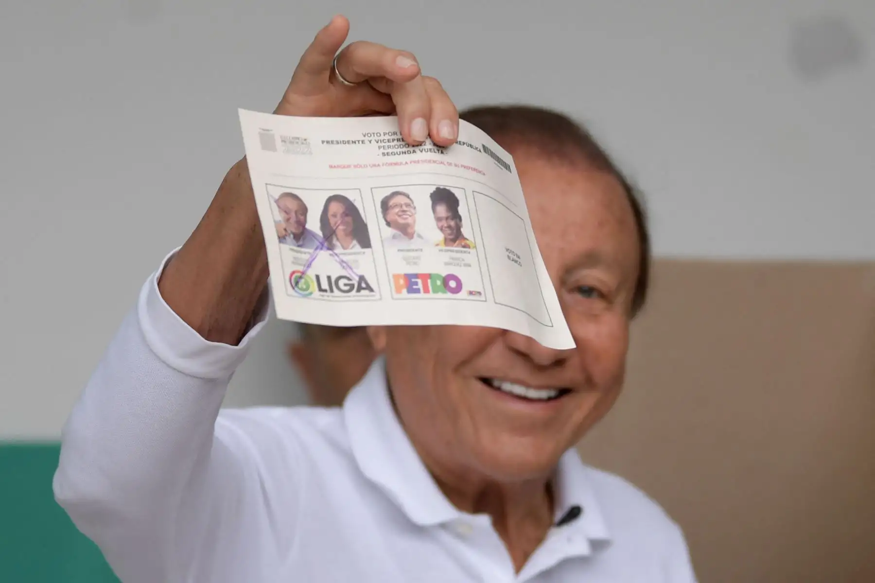 El candidato presidencial independiente de Colombia, Rodolfo Hernández, muestra su papeleta mientras vota durante la segunda vuelta de las elecciones presidenciales en Bucaramanga, Colombia.
Foto: AFP