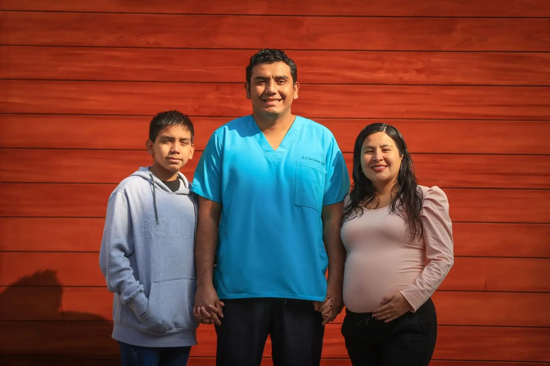 Lic Deyvis Ipanaque, actual coordinador del Centro de Vacunación de la  Videna. Llegó desde Piura para trabajar en los Centros de Vacunación contra el covid-19,su capacidad de organización lo llevó a asumir tareas mayores en los operativos Tayta impulsado por el gobierno. 
Foto: ANDINA/ Andrés Valle