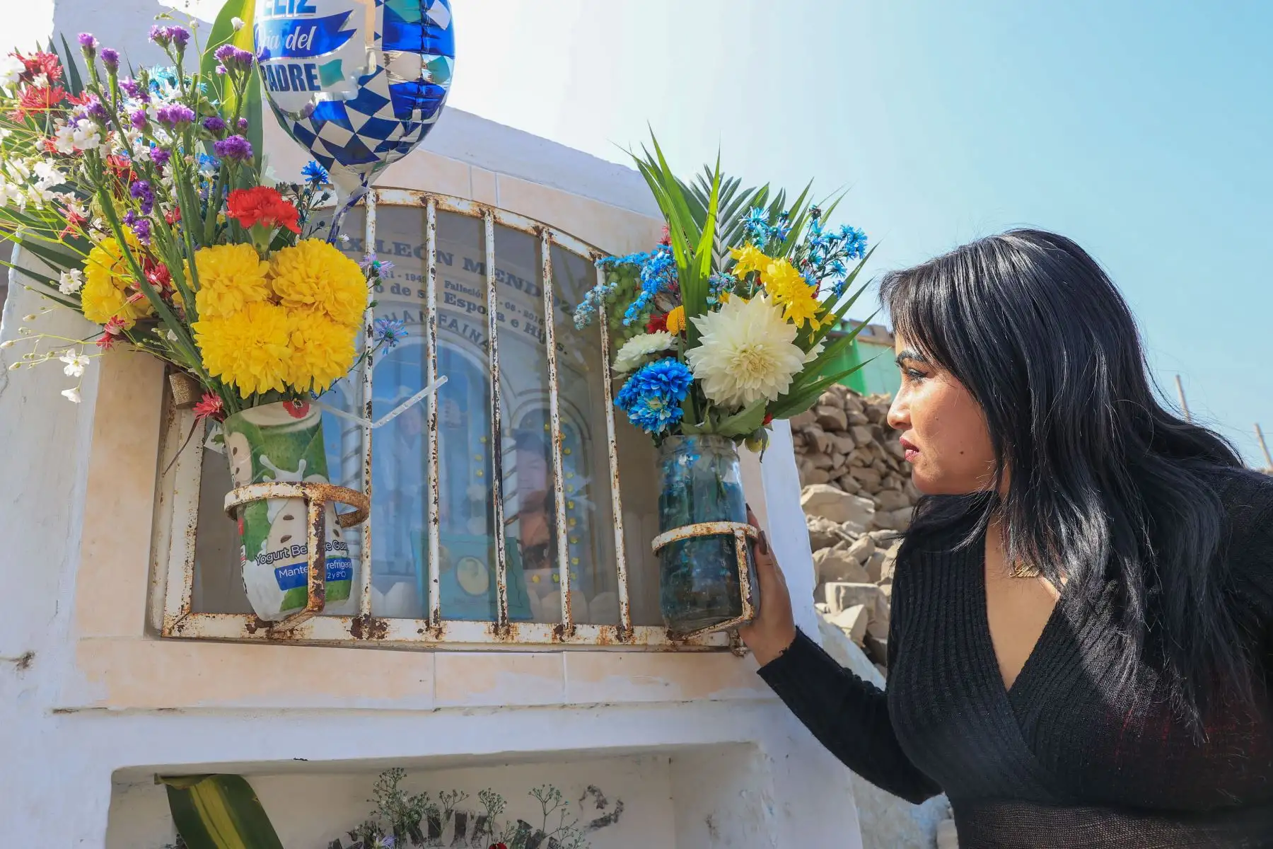 Familias llegan al cementerio “Cerro la regla” ubicado en el distrito del Callao, para conmemorar el día del padre, acompañados de adornos y flores, así como alimentos y bebidas para compartir con sus seres queridos.
Foto: ANDINA/Andrés Valle