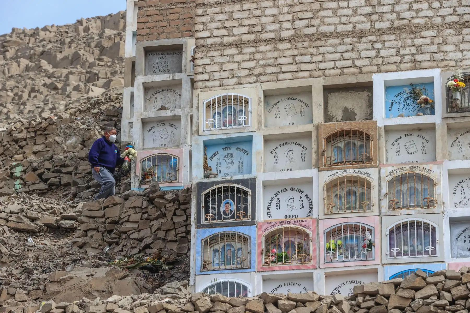 Familias llegan al cementerio “Cerro la regla” ubicado en el distrito del Callao, para conmemorar el día del padre, acompañados de adornos y flores, así como alimentos y bebidas para compartir con sus seres queridos.
Foto: ANDINA/Andrés Valle