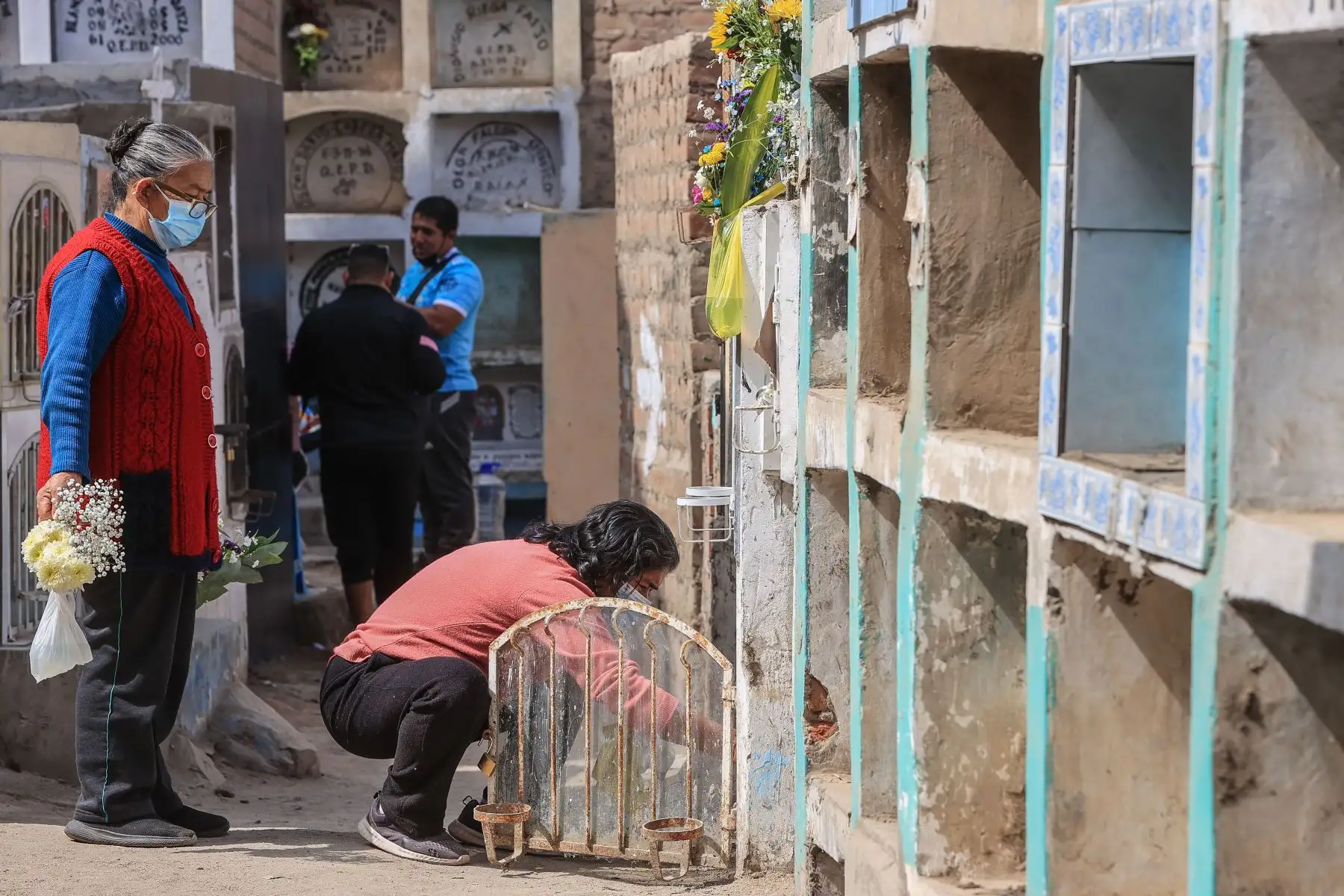 Familias llegan al cementerio “Cerro la regla” ubicado en el distrito del Callao, para conmemorar el día del padre, acompañados de adornos y flores, así como alimentos y bebidas para compartir con sus seres queridos.
Foto: ANDINA/Andrés Valle