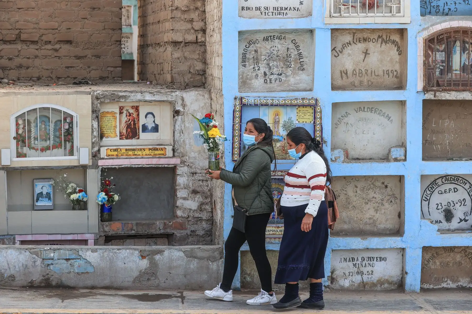 Familias llegan al cementerio “Cerro la regla” ubicado en el distrito del Callao, para conmemorar el día del padre, acompañados de adornos y flores, así como alimentos y bebidas para compartir con sus seres queridos.
Foto: ANDINA/Andrés Valle