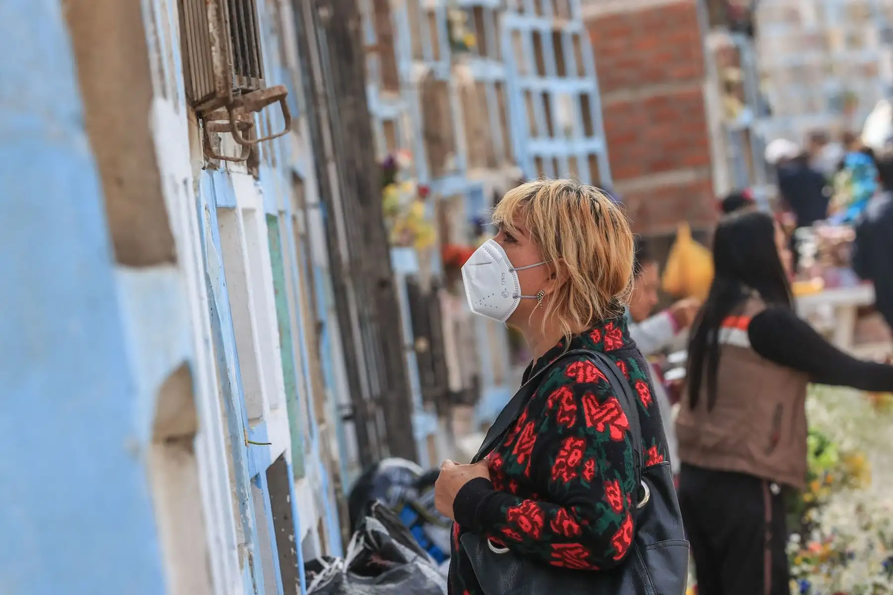 Familias llegan al cementerio “Cerro la regla” ubicado en el distrito del Callao, para conmemorar el día del padre, acompañados de adornos y flores, así como alimentos y bebidas para compartir con sus seres queridos.
Foto: ANDINA/Andrés Valle