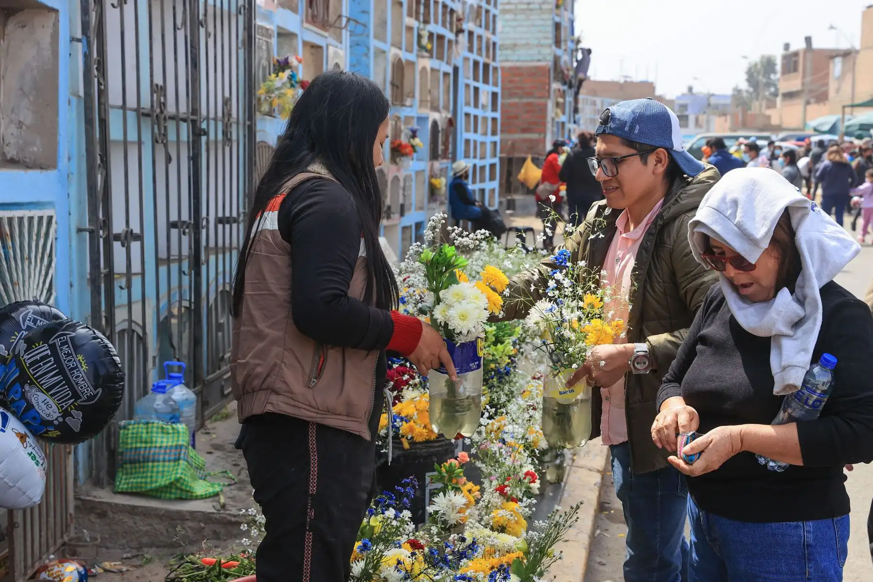 Familias llegan al cementerio “Cerro la regla” ubicado en el distrito del Callao, para conmemorar el día del padre, acompañados de adornos y flores, así como alimentos y bebidas para compartir con sus seres queridos.
Foto: ANDINA/Andrés Valle