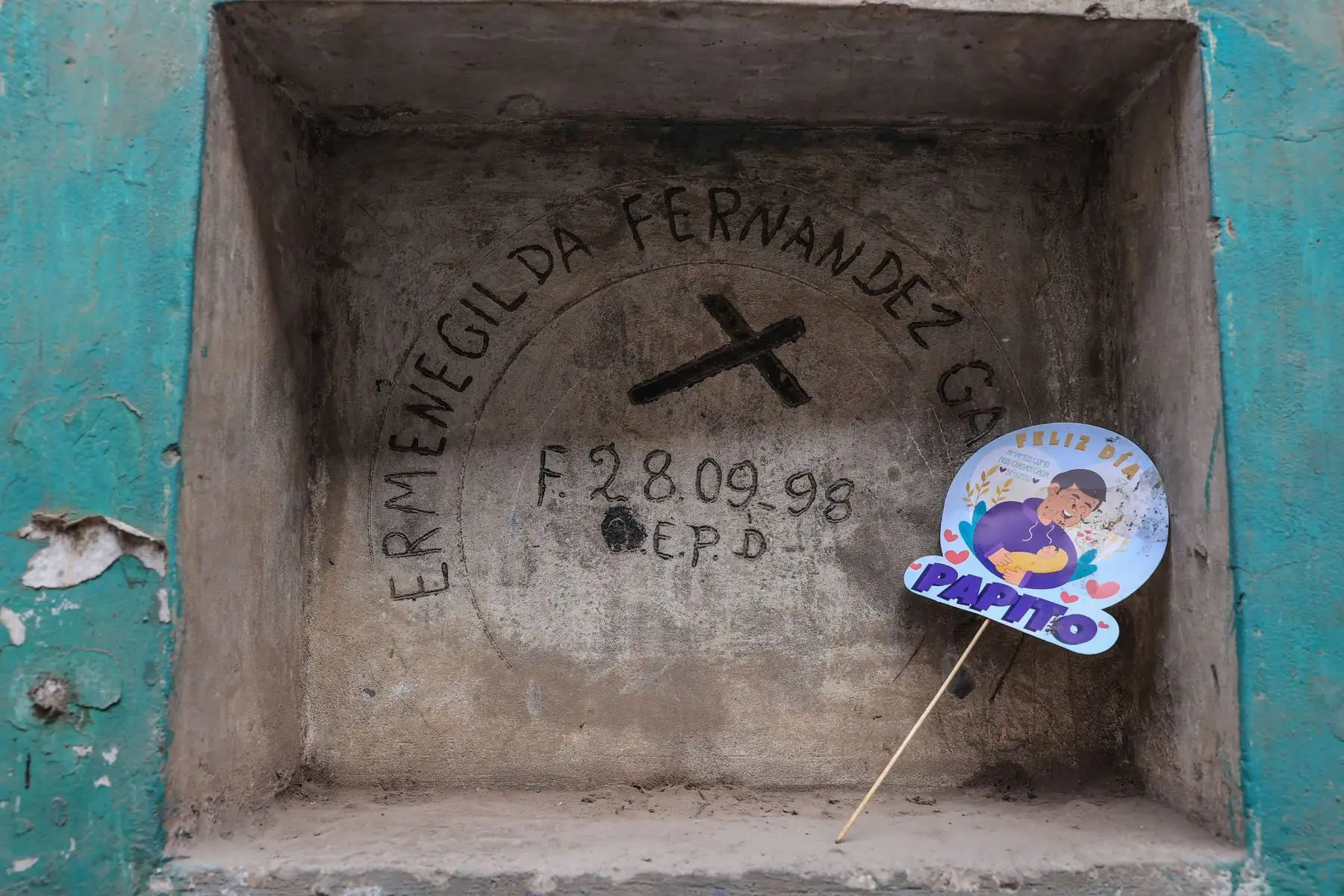 Familias llegan al cementerio “Cerro la regla” ubicado en el distrito del Callao, para conmemorar el día del padre, acompañados de adornos y flores, así como alimentos y bebidas para compartir con sus seres queridos.
Foto: ANDINA/Andrés Valle