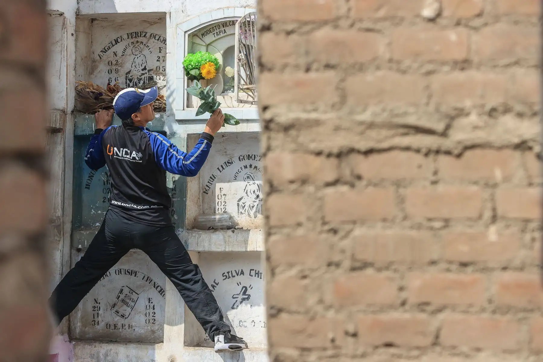 Familias llegan al cementerio “Cerro la regla” ubicado en el distrito del Callao, para conmemorar el día del padre, acompañados de adornos y flores, así como alimentos y bebidas para compartir con sus seres queridos.
Foto: ANDINA/Andrés Valle