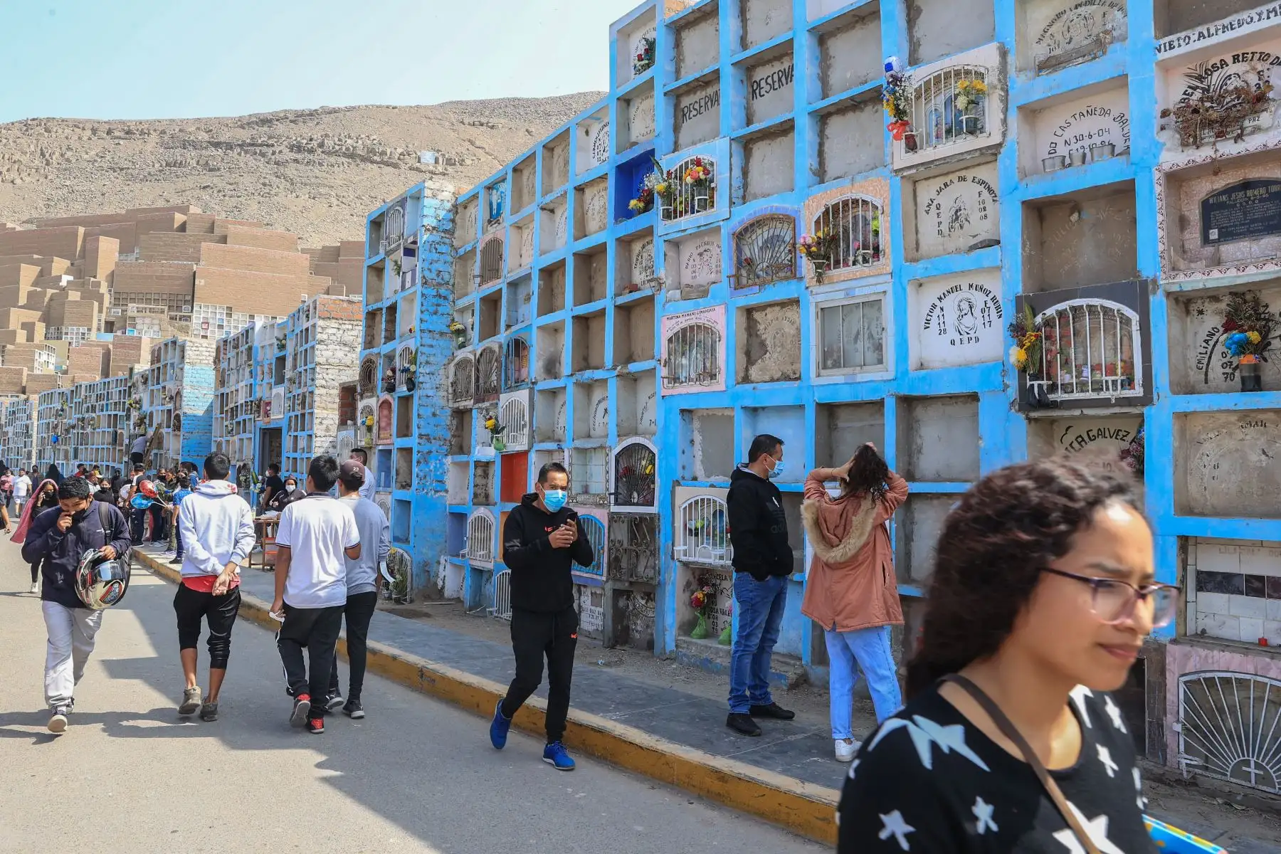 Familias llegan al cementerio “Cerro la regla” ubicado en el distrito del Callao, para conmemorar el día del padre, acompañados de adornos y flores, así como alimentos y bebidas para compartir con sus seres queridos.
Foto: ANDINA/Andrés Valle