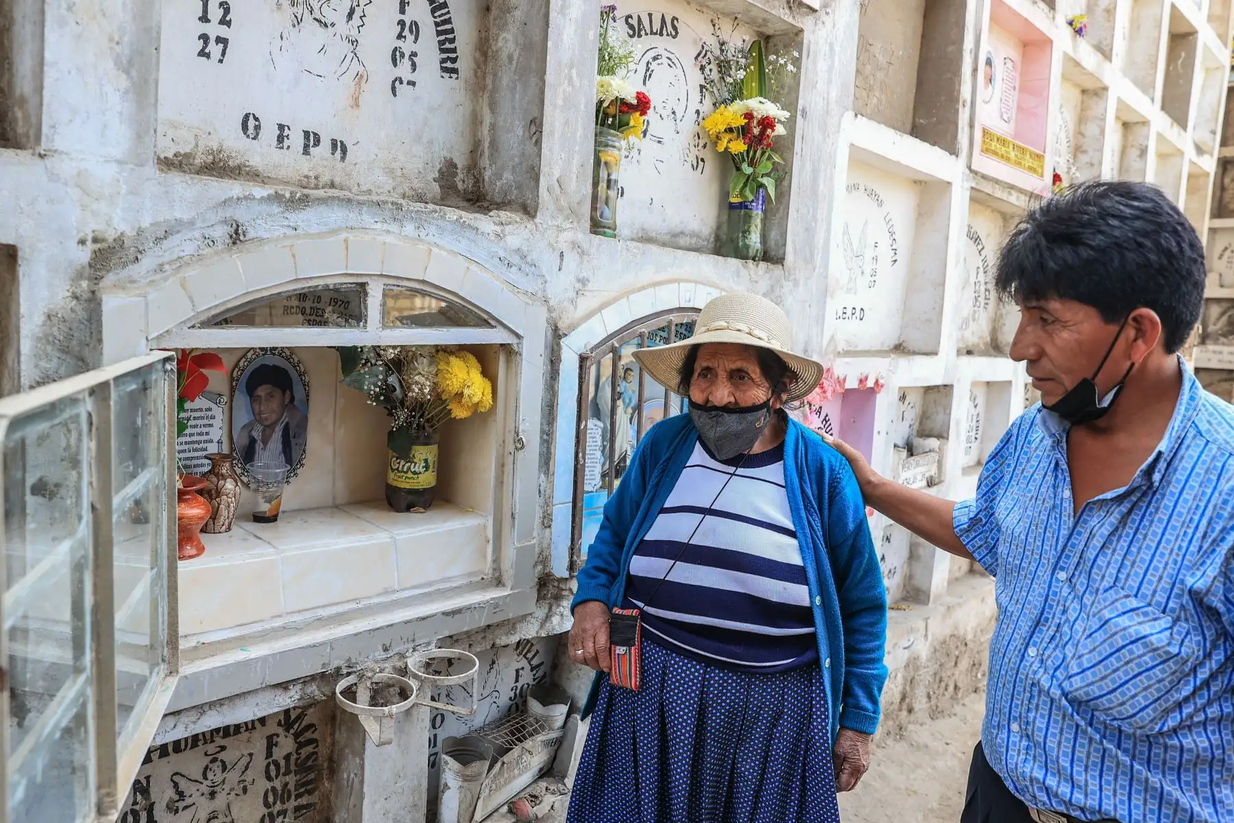 Familias llegan al cementerio “Cerro la regla” ubicado en el distrito del Callao, para conmemorar el día del padre, acompañados de adornos y flores, así como alimentos y bebidas para compartir con sus seres queridos.
Foto: ANDINA/Andrés Valle