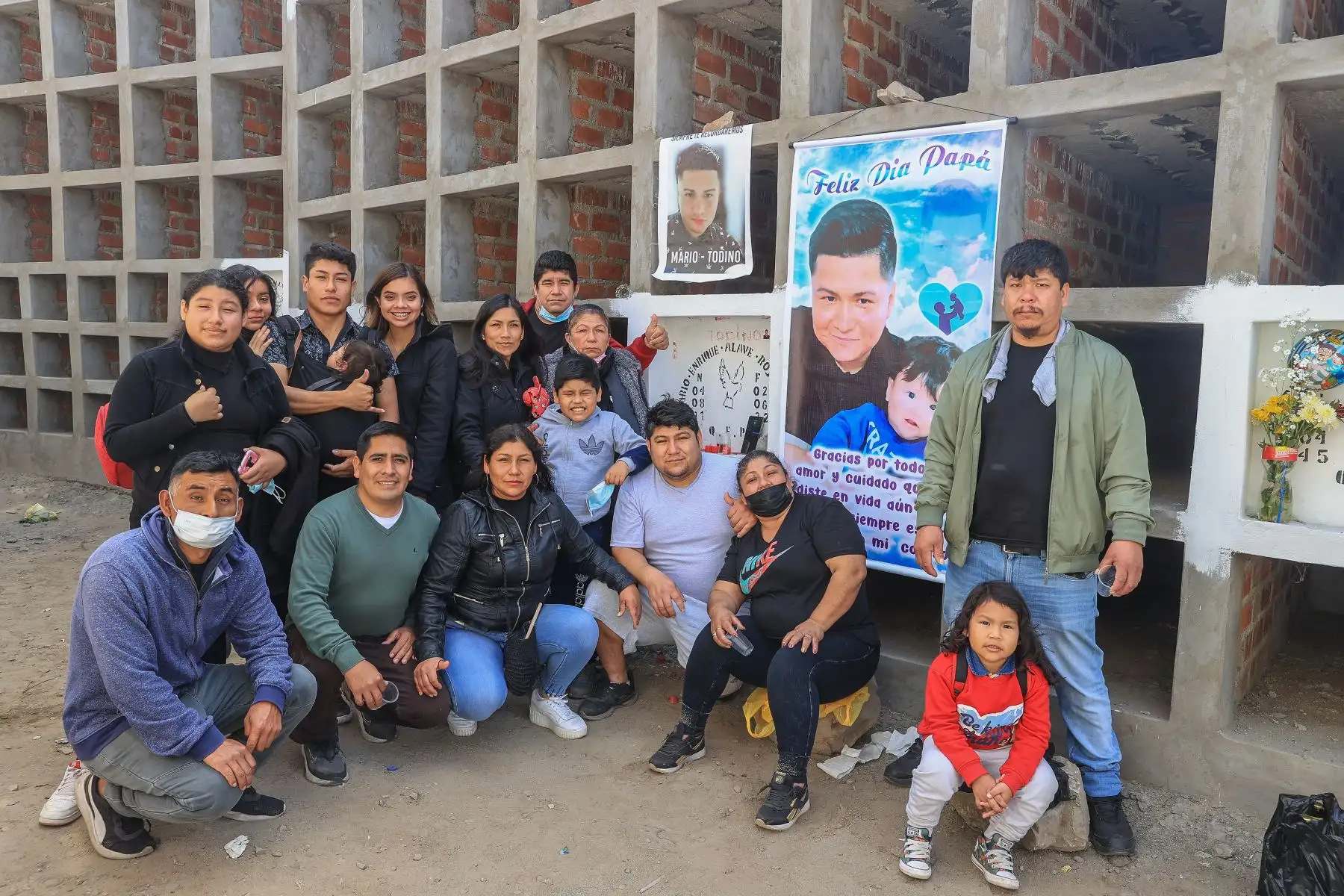 Familias llegan al cementerio “Cerro la regla” ubicado en el distrito del Callao, para conmemorar el día del padre, acompañados de adornos y flores, así como alimentos y bebidas para compartir con sus seres queridos.
Foto: ANDINA/Andrés Valle