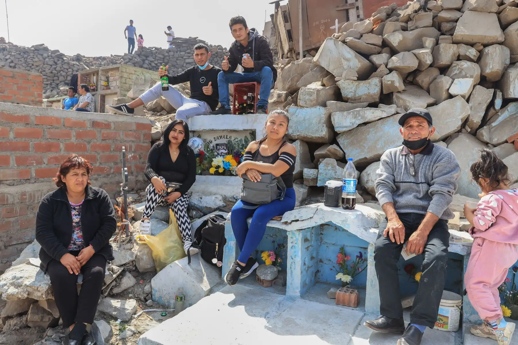 Familias llegan al cementerio “Cerro la regla” ubicado en el distrito del Callao, para conmemorar el día del padre, acompañados de adornos y flores, así como alimentos y bebidas para compartir con sus seres queridos.
Foto: ANDINA/Andrés Valle