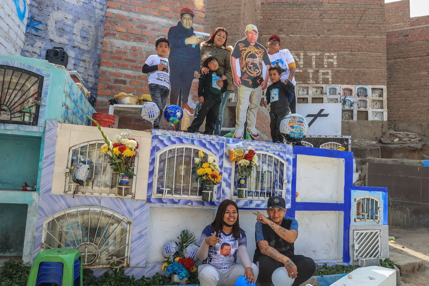 Familias llegan al cementerio “Cerro la regla” ubicado en el distrito del Callao, para conmemorar el día del padre, acompañados de adornos y flores, así como alimentos y bebidas para compartir con sus seres queridos.
Foto: ANDINA/Andrés Valle