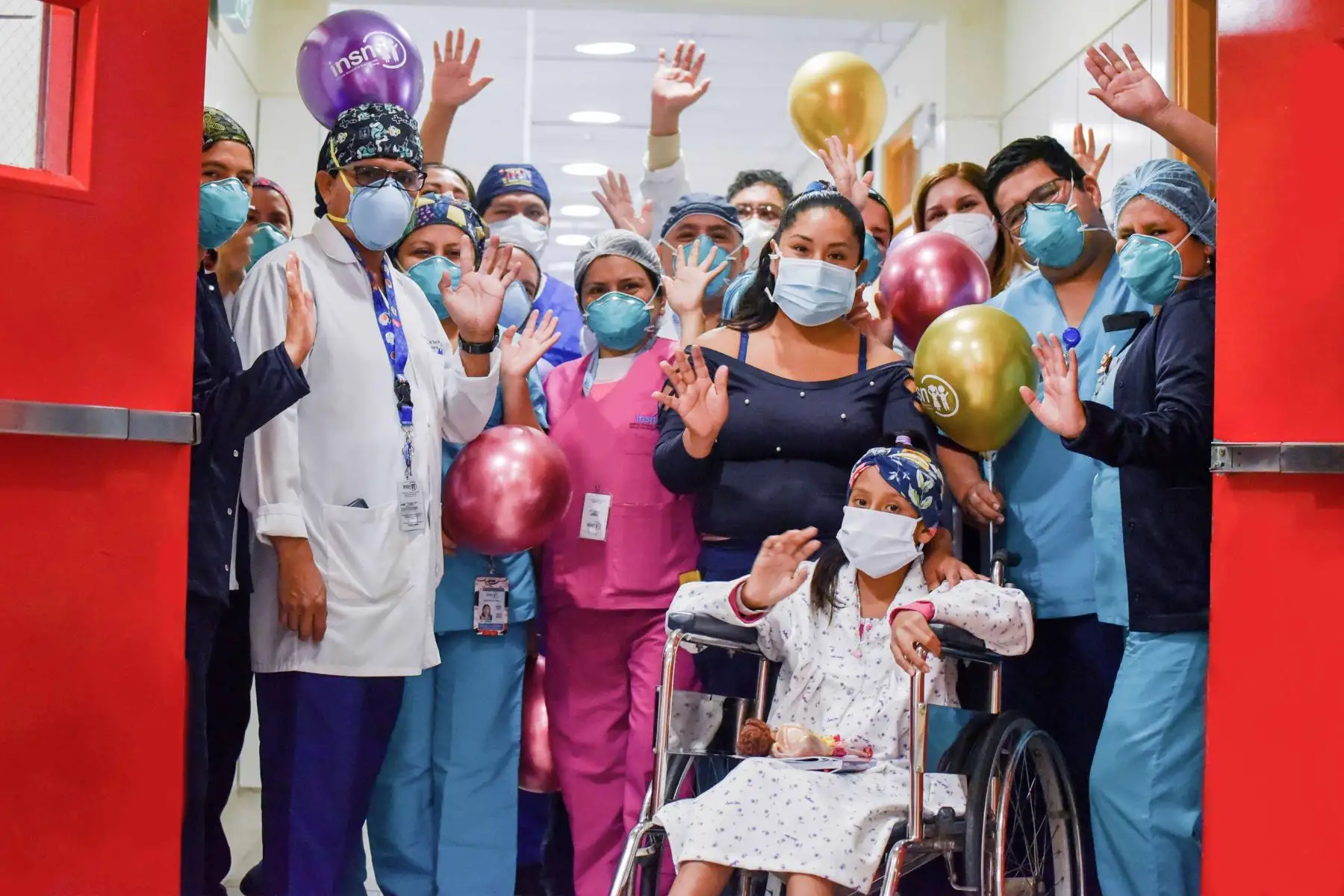 “Éxitos que se logran con amor” 
En el INSN SB nuestro personal comparte la alegría de Abigail y siente satisfacción al  haber logrado su recuperación luego de sufrir un traumatismo encéfalo craneano severo,  producto de un atropello que la dejó inconsciente.  La niña, quien estuvo durante dos semanas en UCI,  reaccionó gracias a los cuidados y el tratamiento de nuestro equipo de neurocirujanos e intensivistas, y hoy está de alta.  
Foto: INSN de San Borja