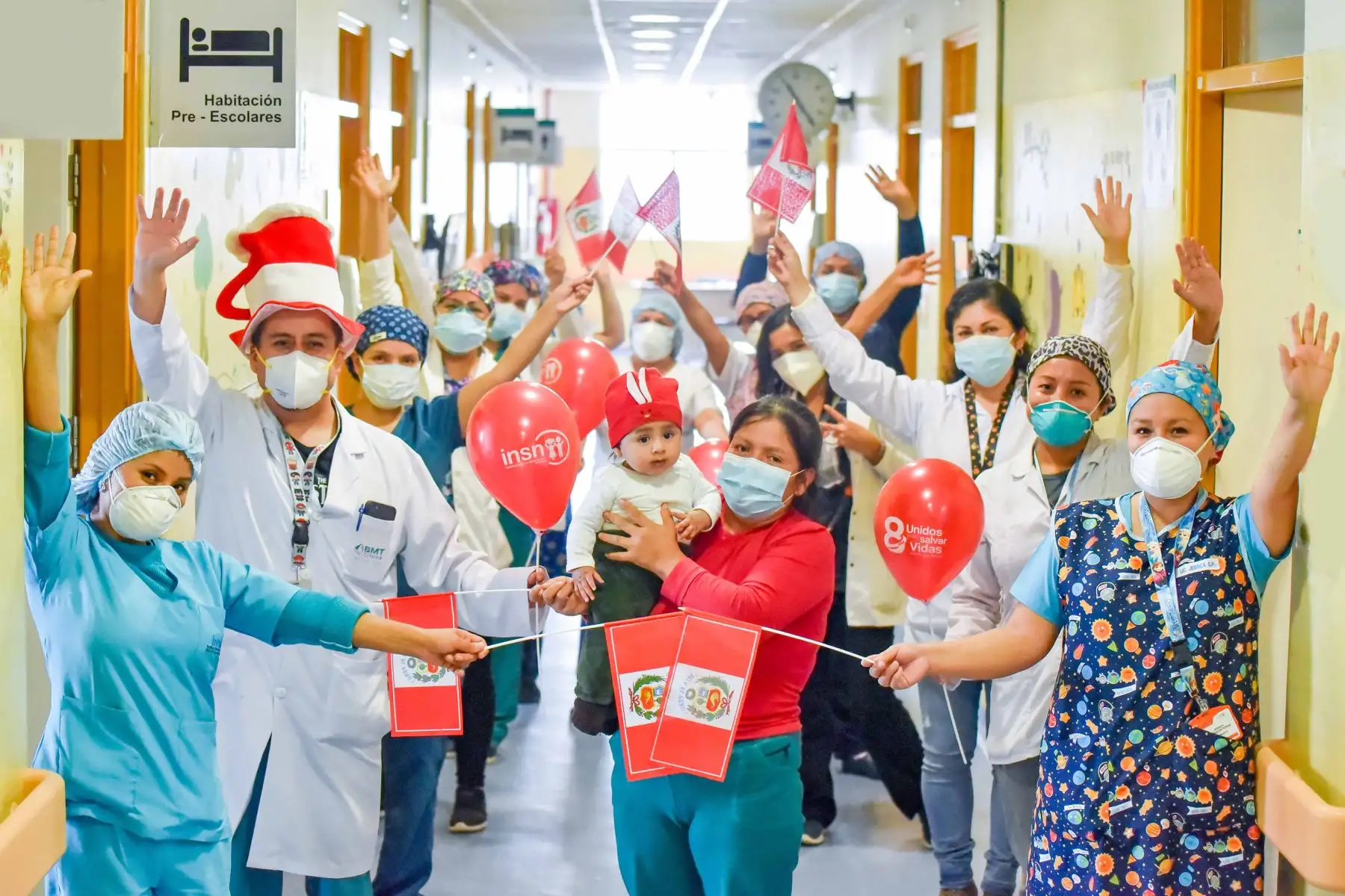 “Servicio y peruanidad”
En el servicio de Cirugía Pediátrica, el personal de salud celebra junto a los pacientes el orgullo de ser peruano y en el mes de la patria reafirman su compromiso con la salud de los más necesitados. 
Foto: INSN de San Borja