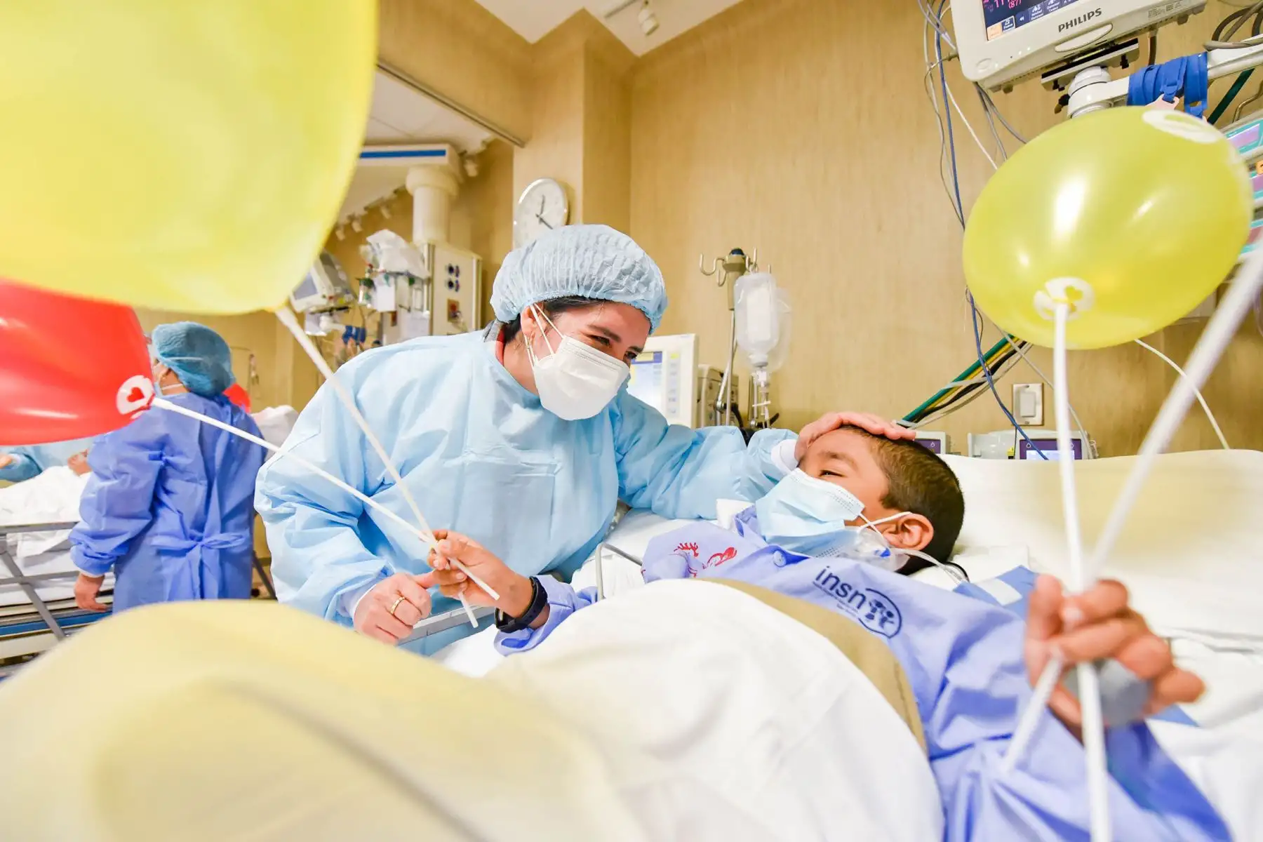 “Tu felicidad es la nuestra”
La Dra. Melva Benavides, Jefa de la Unidad de Trasplante de Órganos Sólidos,  acaricia con ternura al pequeño  Alejandro, expresando la felicidad y satisfacción que siente por el éxito del  trasplante renal que le practicaron.
Foto: INSN de San Borja

Foto: ANDINA/Difusión