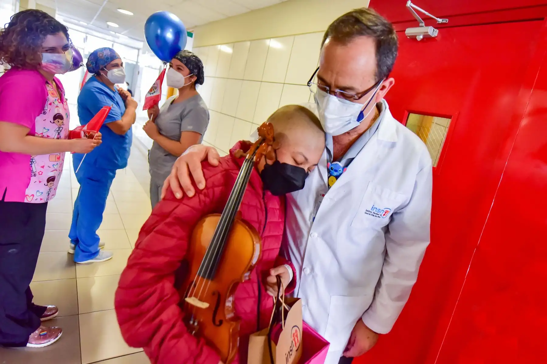 “Estamos para darte fortaleza”
Ximena es una adolescente de Piura diagnosticada con leucemia aguda mixta B/ mieloide, por lo que recibió un tratamiento intensivo de quimioterapia y un trasplante a la que fue sometida en el mes de febrero,  teniendo como donante a su hermana María de 25 años.  Al ser dada de alta recibe el abrazo fraterno de su médico y jefe de TPH, Dr. Sergio Murillo, quien la motivó a seguir luchando y tocar el violín que sostiene entre sus brazos, y que le regalaron cuando le detectaron