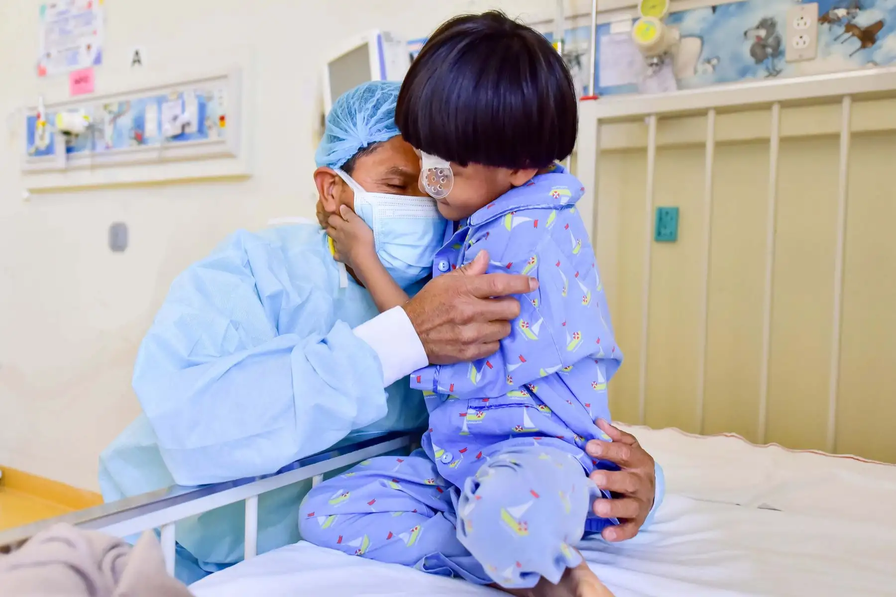 “Logramos darle luz a tu vida”
El pequeño Jesús de 5 años recibió un trasplante de córnea tras una lesión en el ojo izquierdo que sufrió jugando con un avión de papel. Tras dos años de espera por un donante,  Jesús recibió la córnea de otro angelito y volvió a ser ese niño entusiasta de siempre, abrazando a su padre por la emoción de haber recuperado la visión.  
Foto: INSN de San Borja