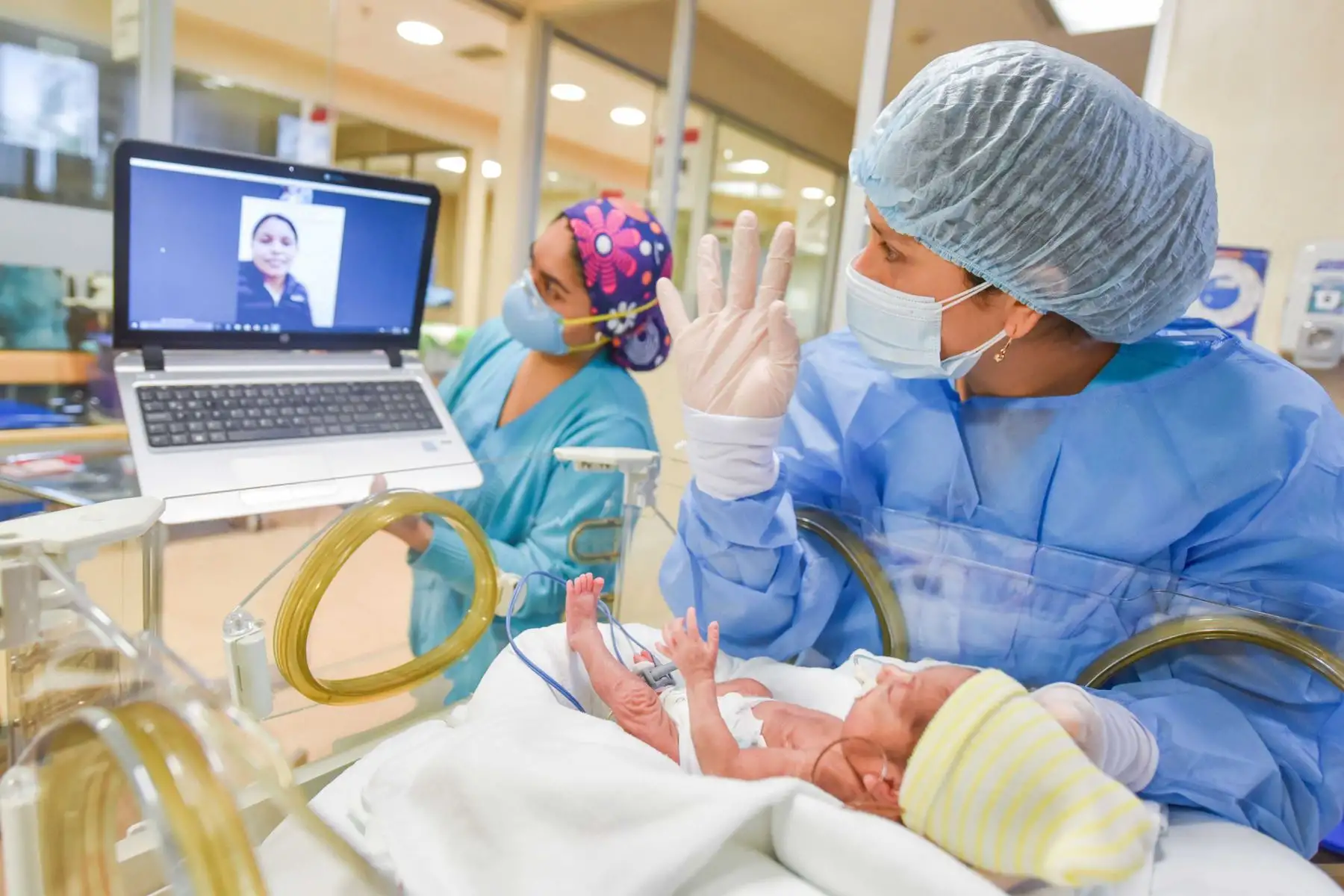 “La mejor forma de curar”
Aunque no está al lado de su pequeño por restricciones de la pandemia, esta madre puede verlo y estar pendiente de su salud. En la UCI Neonatal dentro de la mística de una atención humanizada se implementó la buena práctica “Cuidar es Amar”,  usando  la tecnología para mantener el vínculo madre-hijo. 
Foto: INSN de San Borja