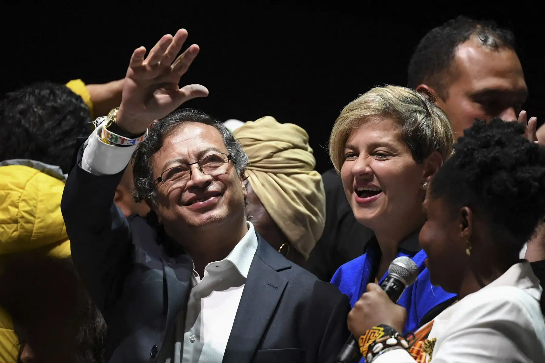 El flamante presidente electo de Colombia, Gustavo Petro, celebra junto a su esposa Verónica Alcocer y su compañera de fórmula Francia Márquez, en Bogotá. Foto: AFP