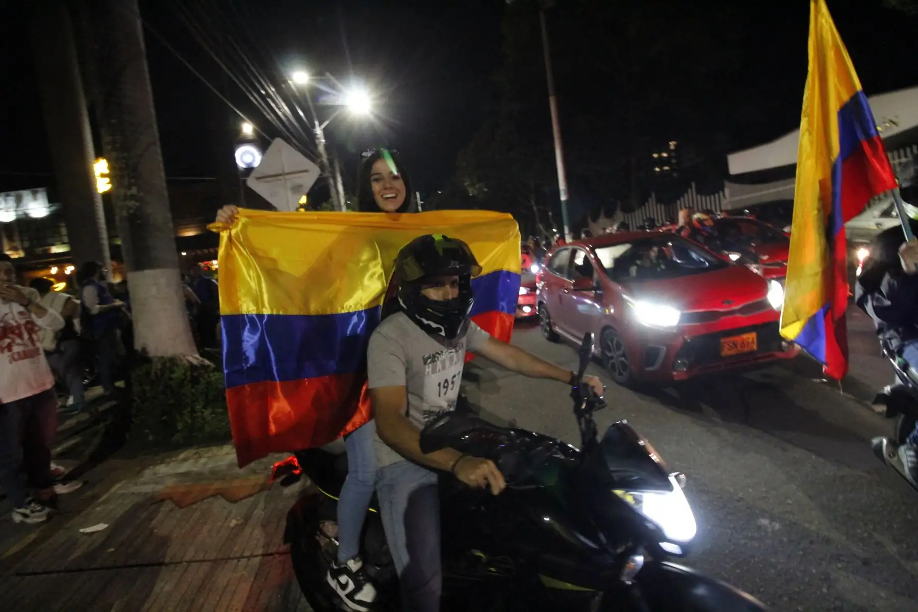 Los partidarios del recién electo presidente de Colombia, Gustavo Petro, celebran después de la segunda vuelta electoral, en Bucaramanga. Foto: AFP